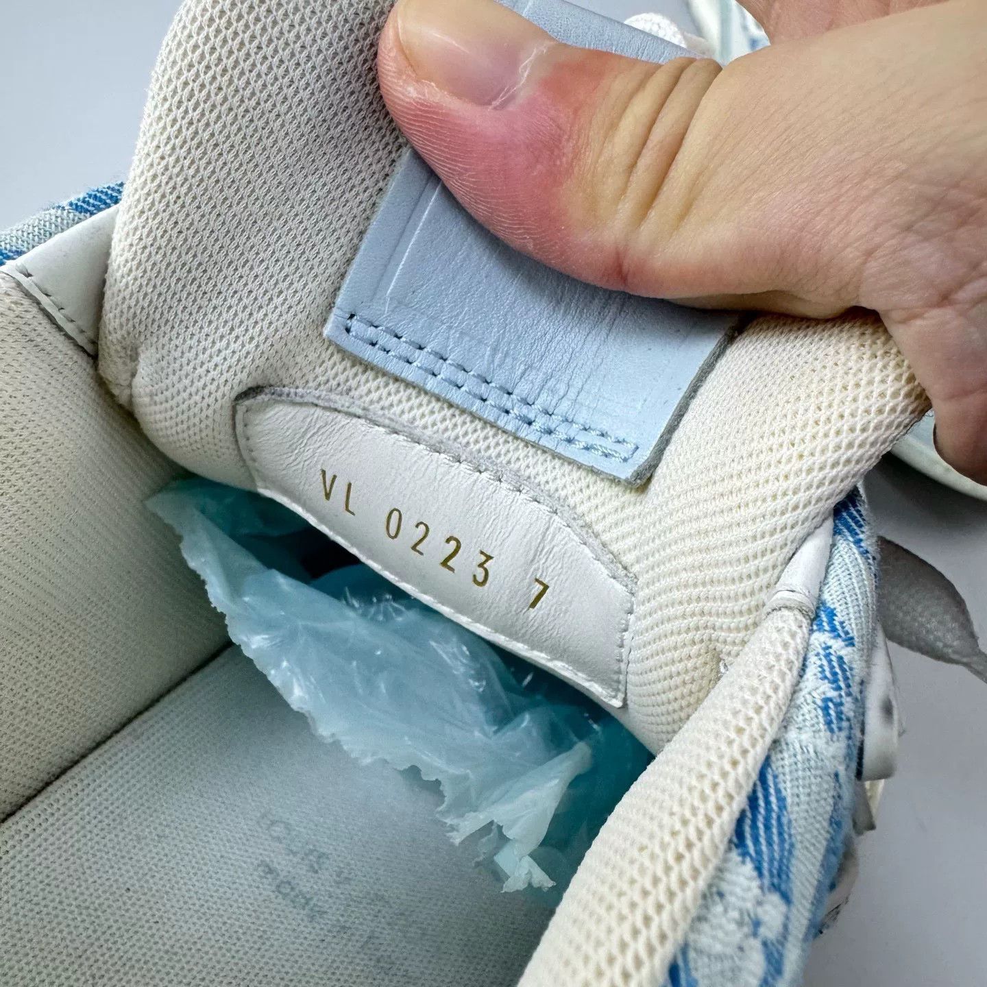 Louis Vuitton louis vuitton blue white striped trainer shoes Size US 7 / EU 40 - 6 Thumbnail