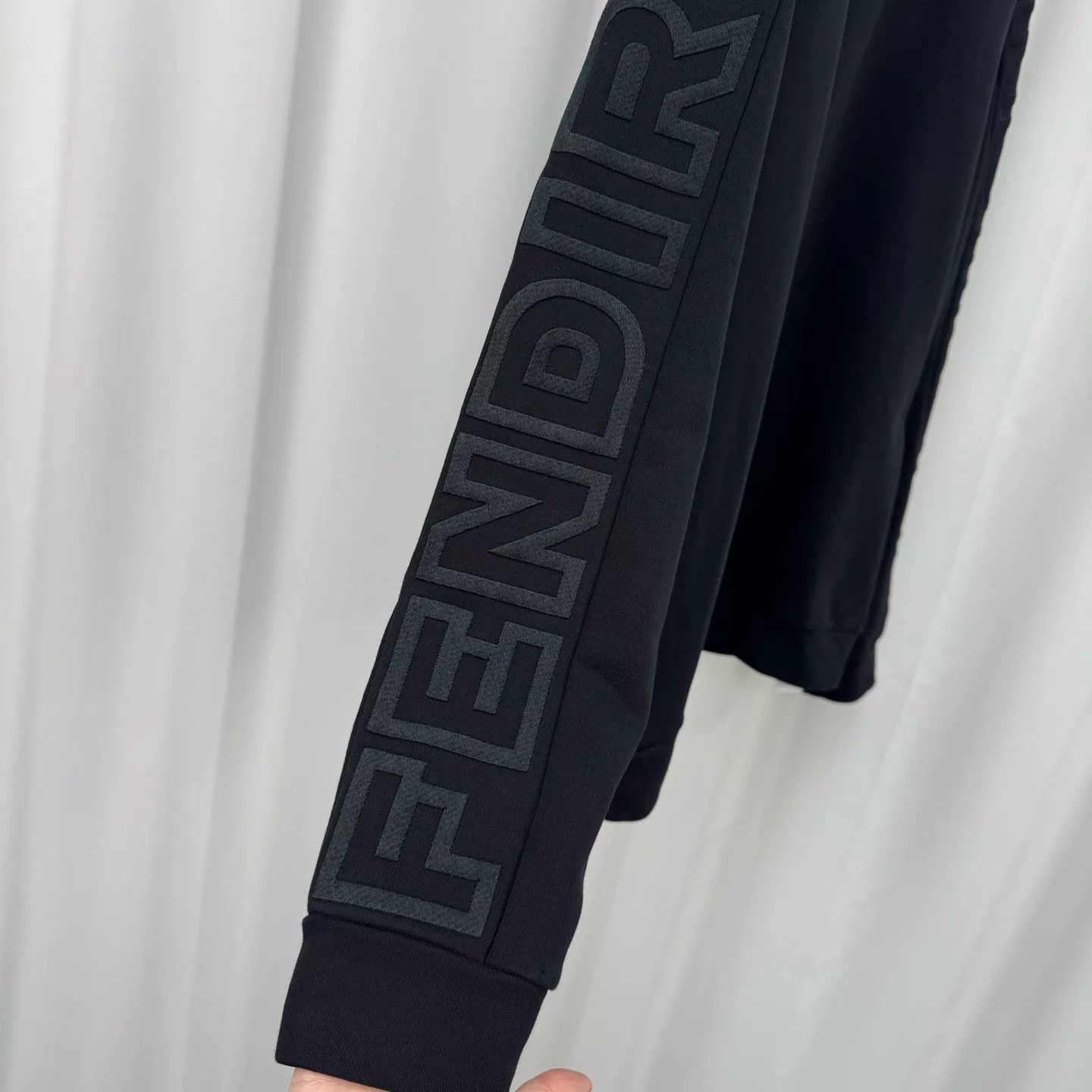Fendi fendi embroidered logo sweatshirt in black Size US M / EU 48-50 / 2 - 5 Thumbnail