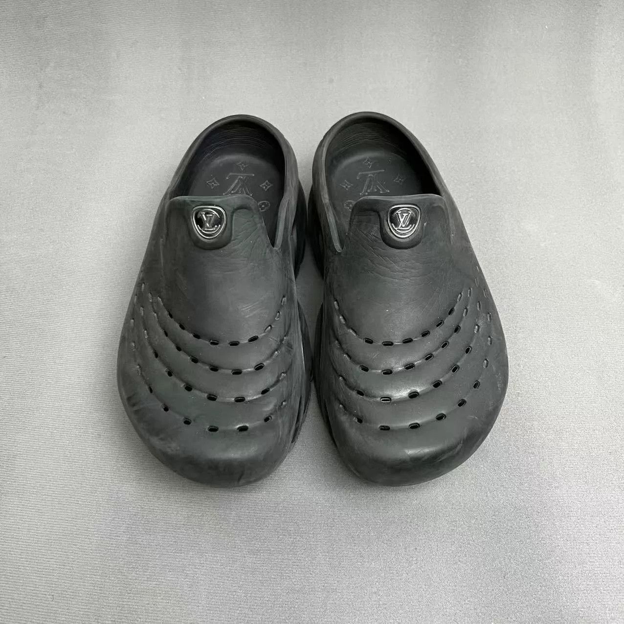 Louis Vuitton louis vuitton black shark bottom shoes Size US 8 / EU 41 - 2 Thumbnail