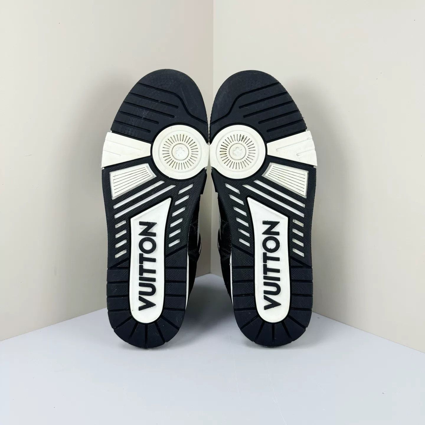 Louis Vuitton louis vuitton black monogram trainer sneakers Size US 6 / EU 39 - 5 Thumbnail