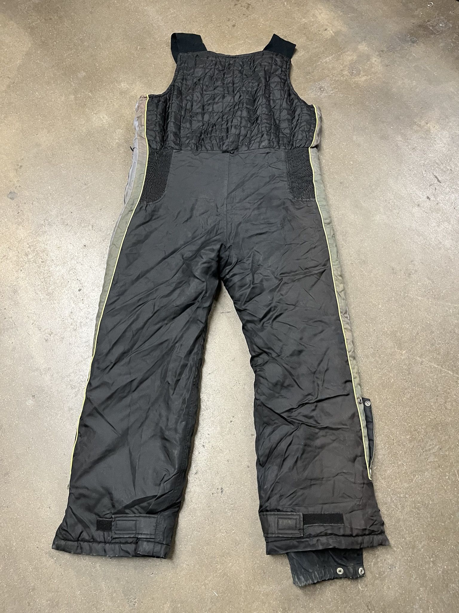Vintage Vintage 1980s Quilted Snow Bibs Snowpant Overalls Distreessed Size L Size US L / EU 52-54 / 3 - 5 Thumbnail