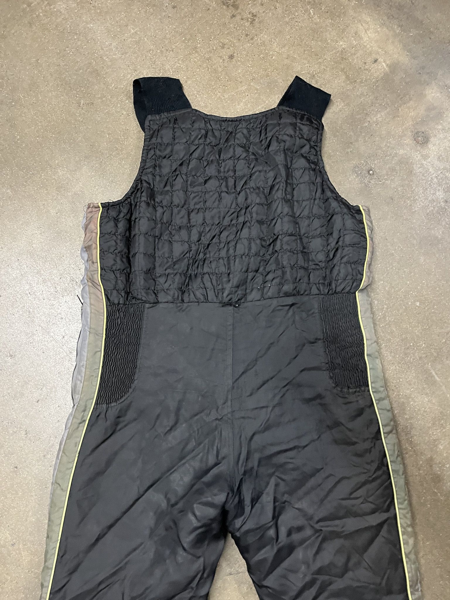 Vintage Vintage 1980s Quilted Snow Bibs Snowpant Overalls Distreessed Size L Size US L / EU 52-54 / 3 - 6 Thumbnail