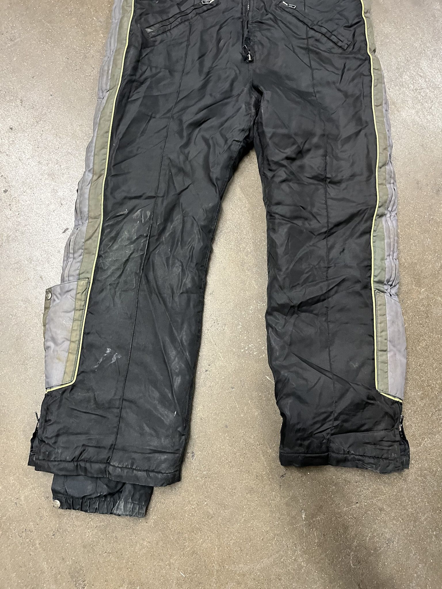 Vintage Vintage 1980s Quilted Snow Bibs Snowpant Overalls Distreessed Size L Size US L / EU 52-54 / 3 - 3 Thumbnail