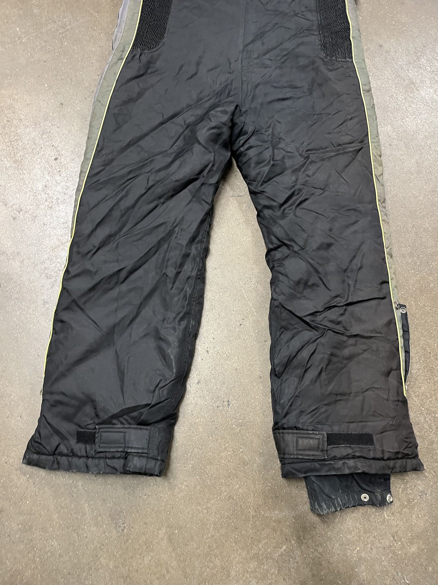 Vintage Vintage 1980s Quilted Snow Bibs Snowpant Overalls Distreessed Size L Size US L / EU 52-54 / 3 - 7 Thumbnail