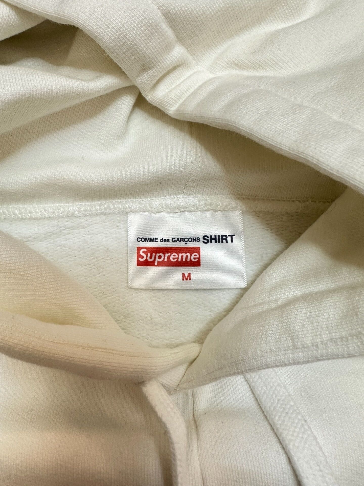 Supreme supreme X cdg collaboration white hoodie Size US M / EU 48-50 / 2 - 2 Thumbnail