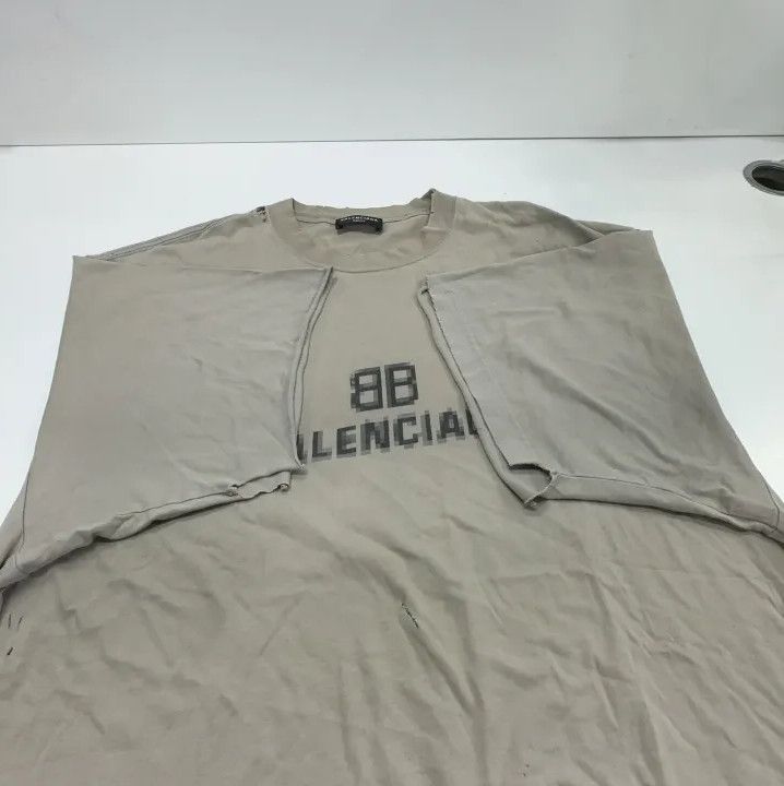 Balenciaga Balenciaga Distressed Logo Short Sleeve T-Shirt Size US S / EU 44-46 / 1 - 8 Thumbnail