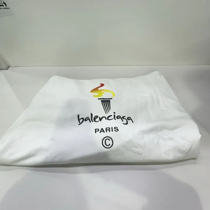 Balenciaga Balenciaga White Long Sleeve Hoodie with Torch Print Size US XS / EU 42 / 0 - 12 Thumbnail