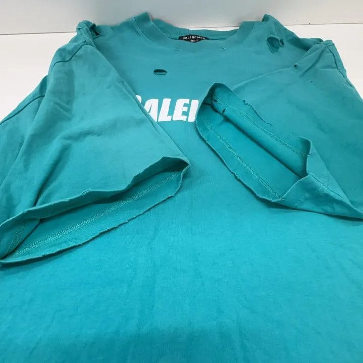 Balenciaga Balenciaga Distressed Round Neck Short Sleeve T-Shirt Size US XS / EU 42 / 0 - 11 Thumbnail
