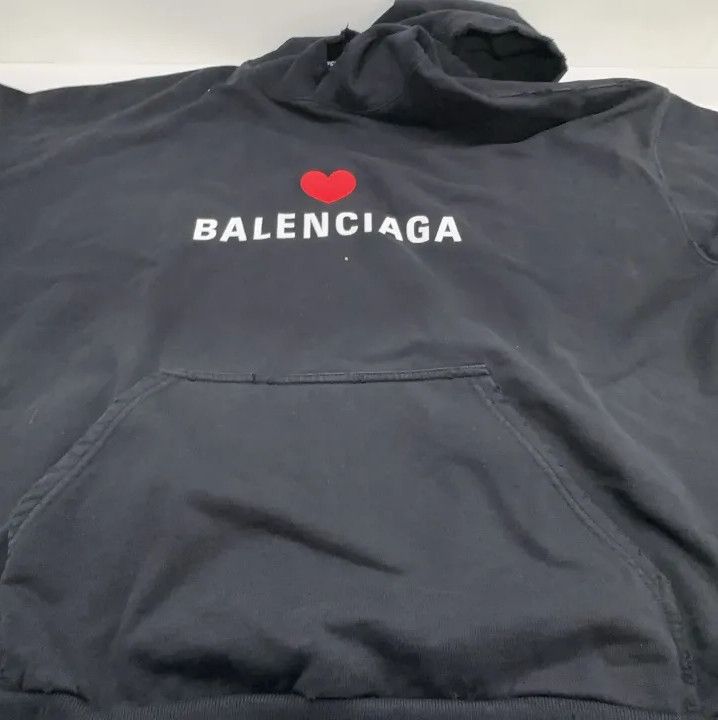 Balenciaga Balenciaga Black Heart Logo Sweatshirt Size US L / EU 52-54 / 3 - 11 Thumbnail
