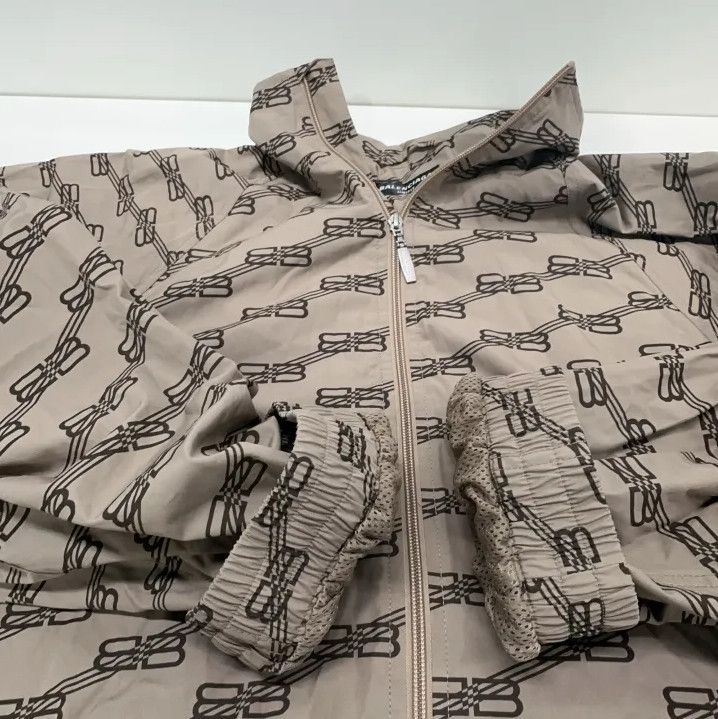 Balenciaga Balenciaga SS22 Logo Zip-Up Jacket in Brown Size US XXS / EU 40 - 10 Thumbnail