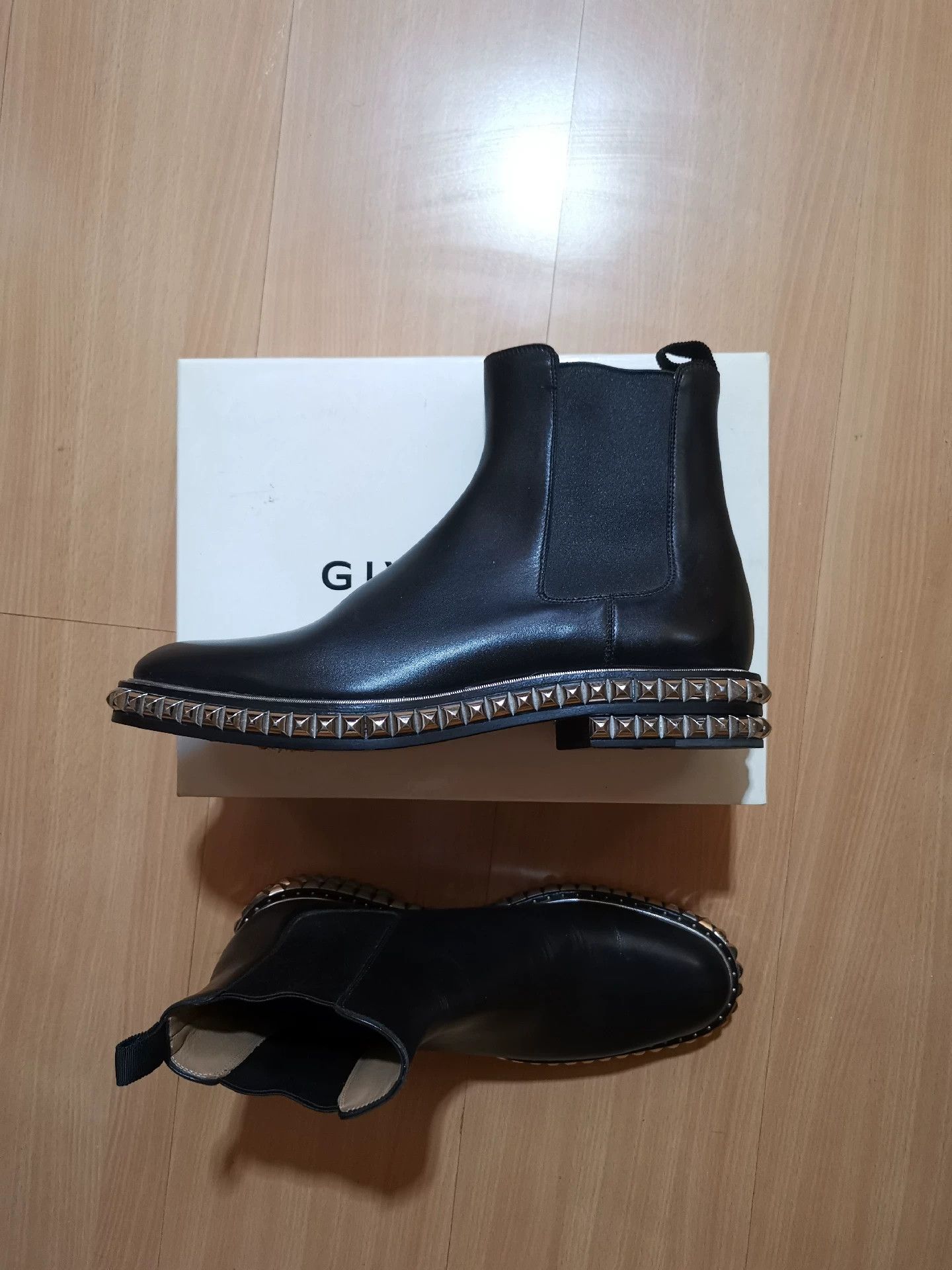 Christian Louboutin Christian Louboutin Studded Chelsea Ankle Boots Size US 10.5 / EU 43-44 - 5 Thumbnail