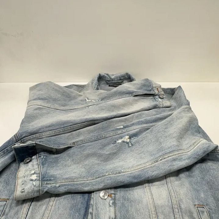Balenciaga Balenciaga Logo Distressed Denim Jacket for All Gender Size US S / EU 44-46 / 1 - 11 Thumbnail