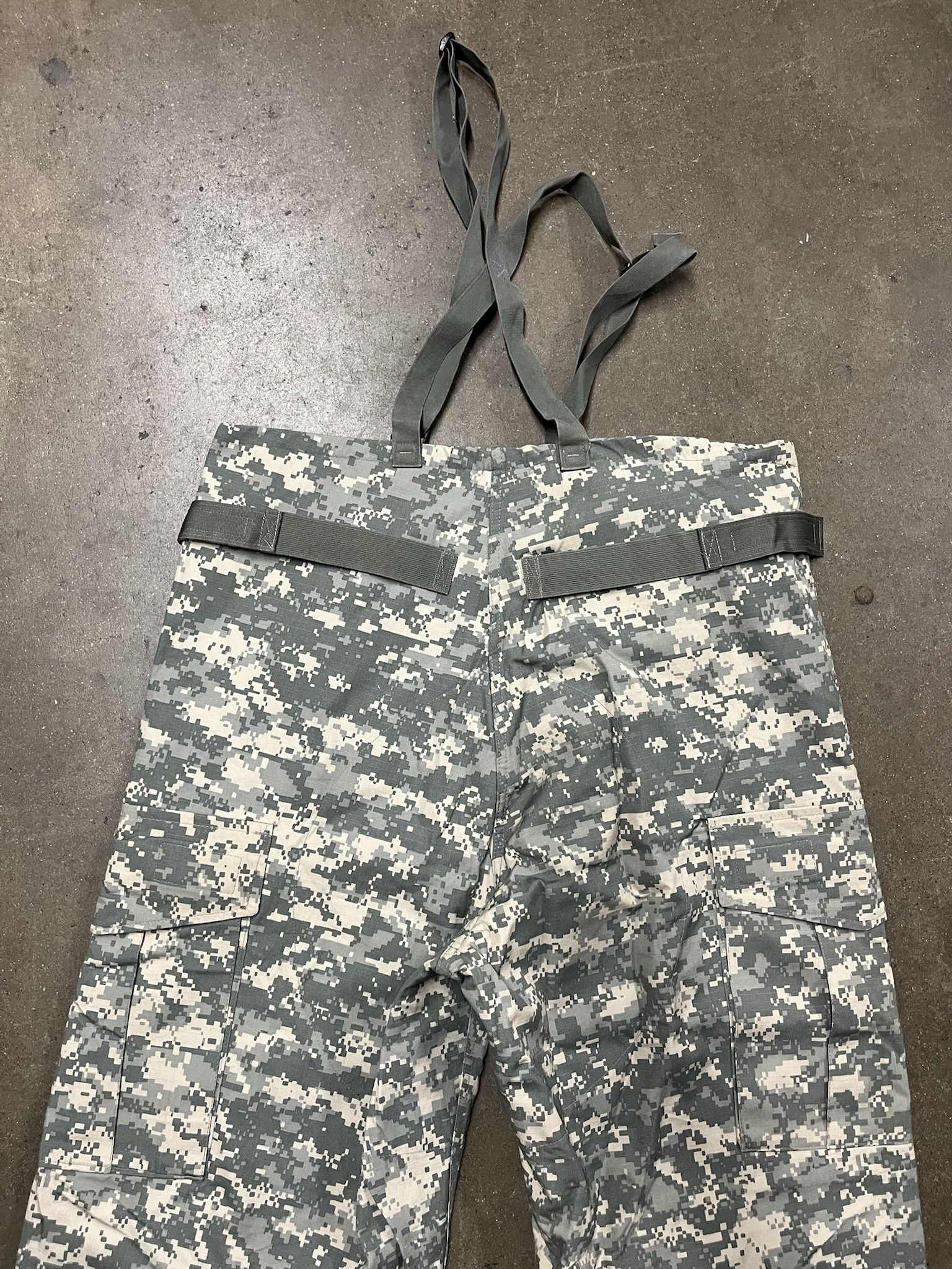Vintage Vintage 1990s Chemical Protectant Digi Camo Overalls Size L Size US L / EU 52-54 / 3 - 5 Thumbnail