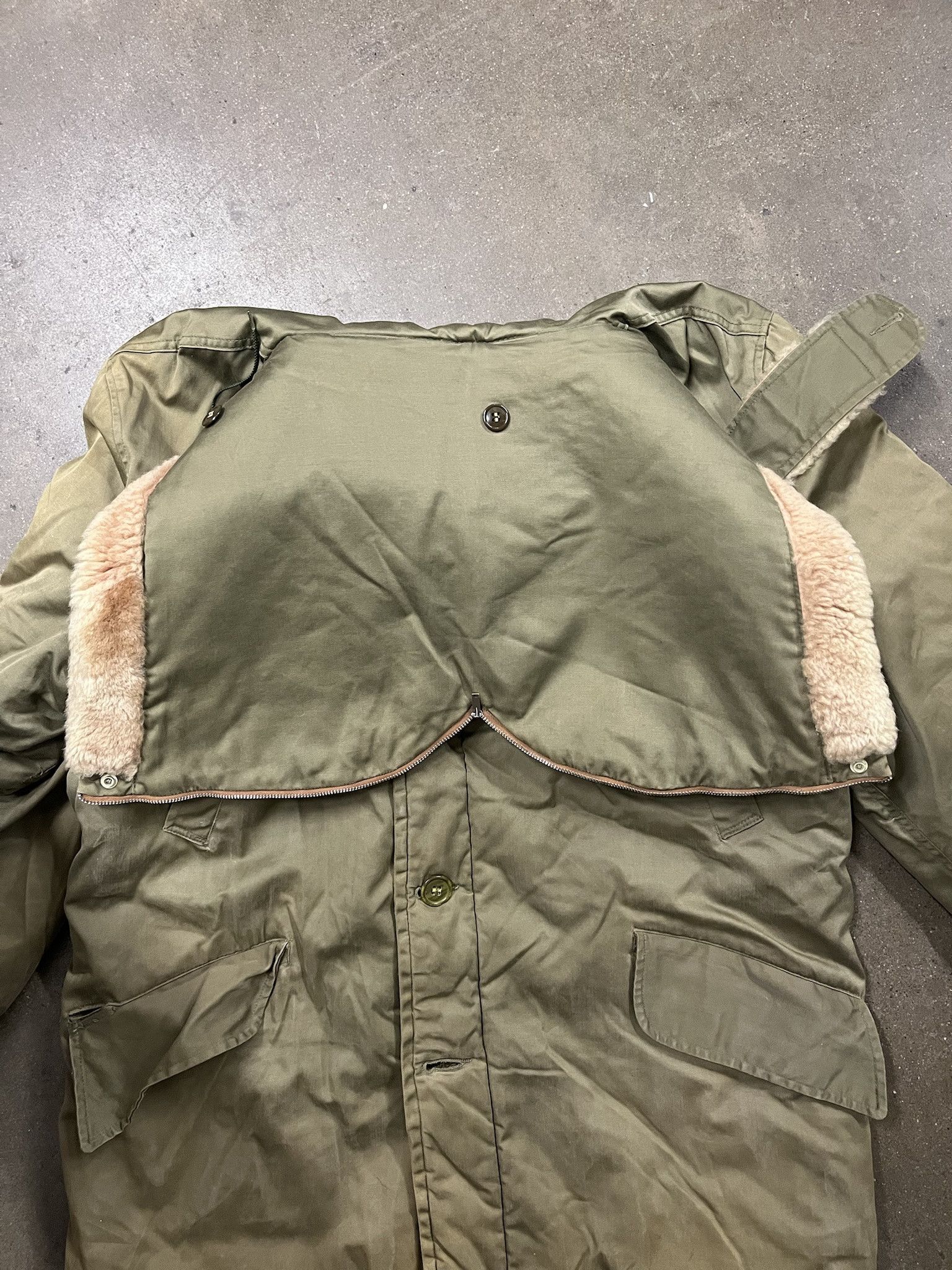 Vintage Vintage World War 2 B9 Fur Hood Parka Jacket Size L Size US L / EU 52-54 / 3 - 6 Thumbnail