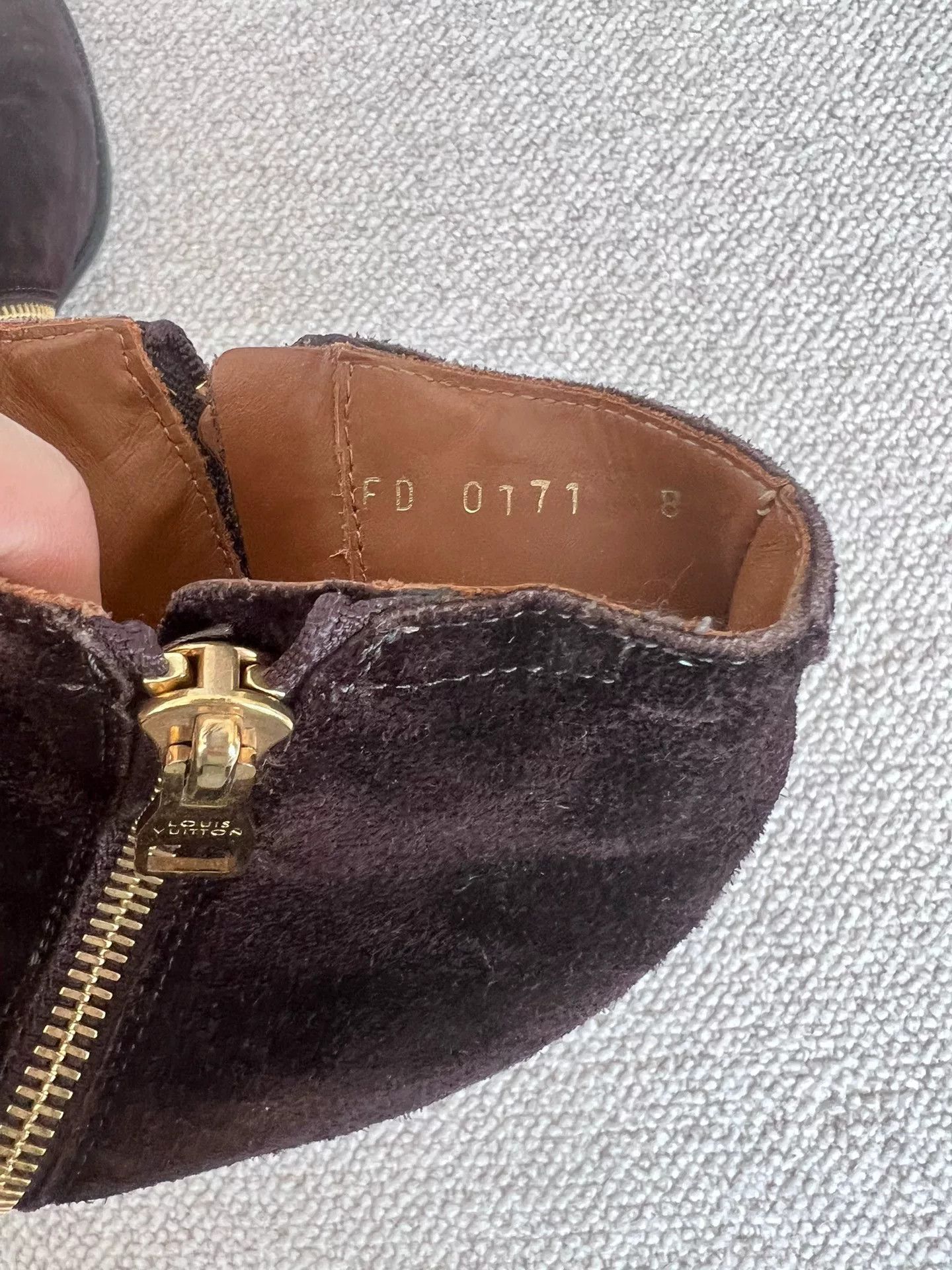 Louis Vuitton louis vuitton brown suede ankle boots Size US 10 / EU 43 - 4 Thumbnail