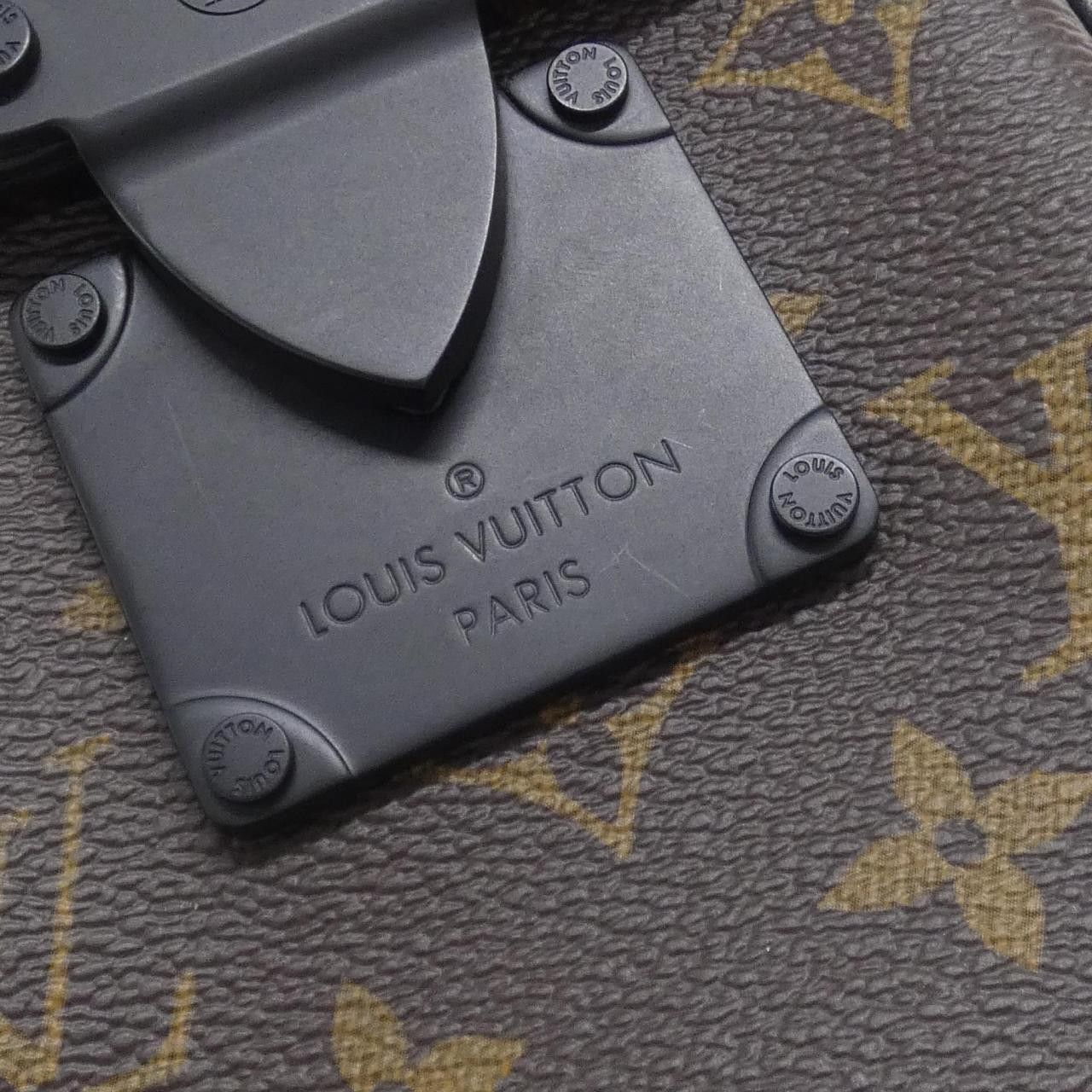 Louis Vuitton Louis Vuitton Louis Vuitton S Lock Vertical Wearable Wallet Monogram Shoulder Bag Textile Shoulder Bag M81522 DUTY FREE for USA Size ONE SIZE - 4 Thumbnail
