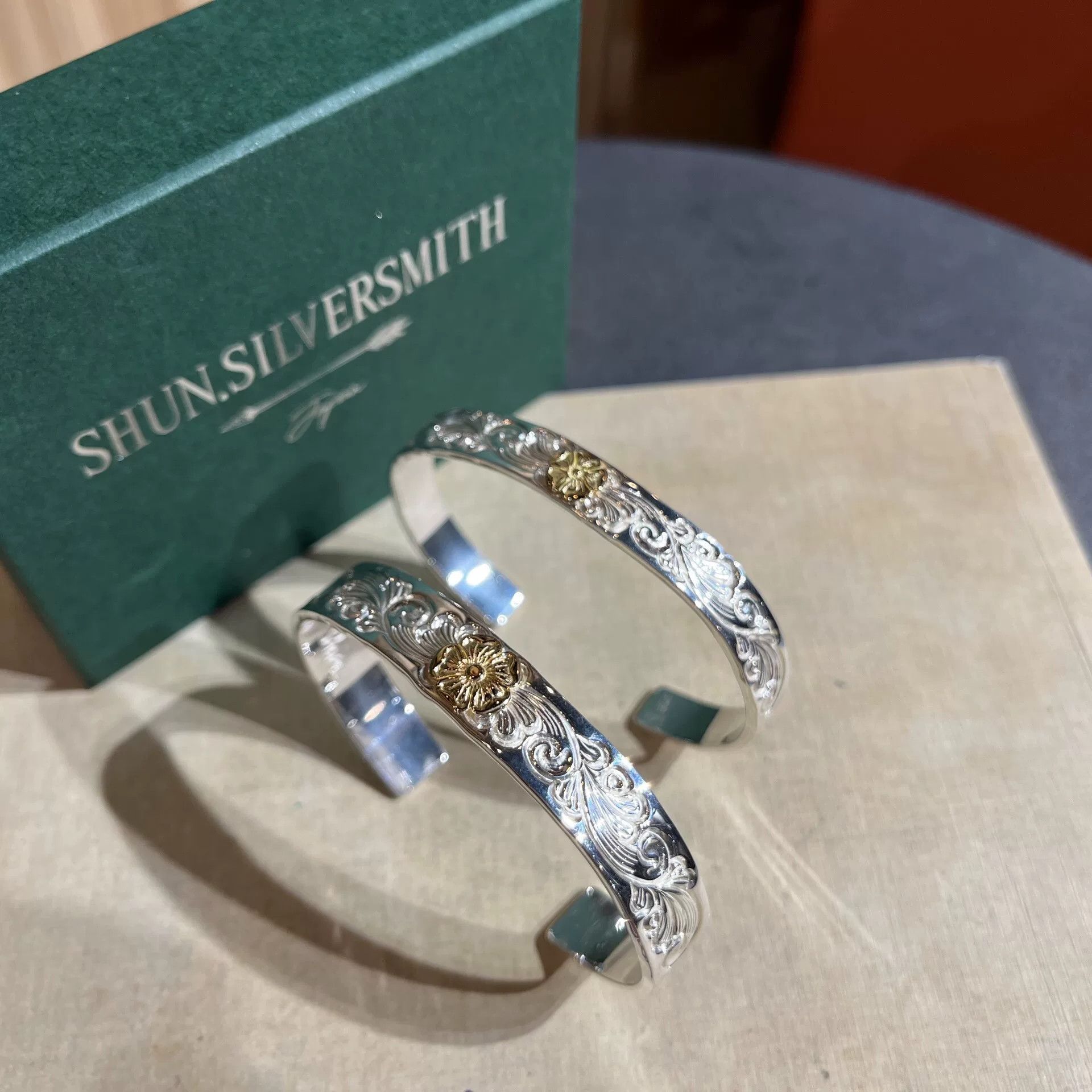 Larry Smith elegant silver and gold floral cuff bracelet Size ONE SIZE - 2 Thumbnail