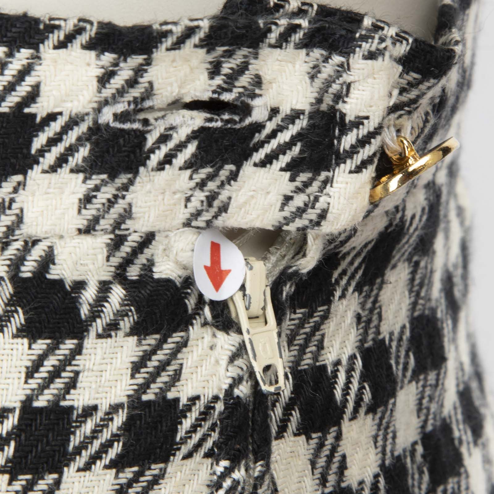 Chanel Vintage 80s Black & White Houndstooth Skirt Size 27" / US 4 / IT 40 - 7 Thumbnail