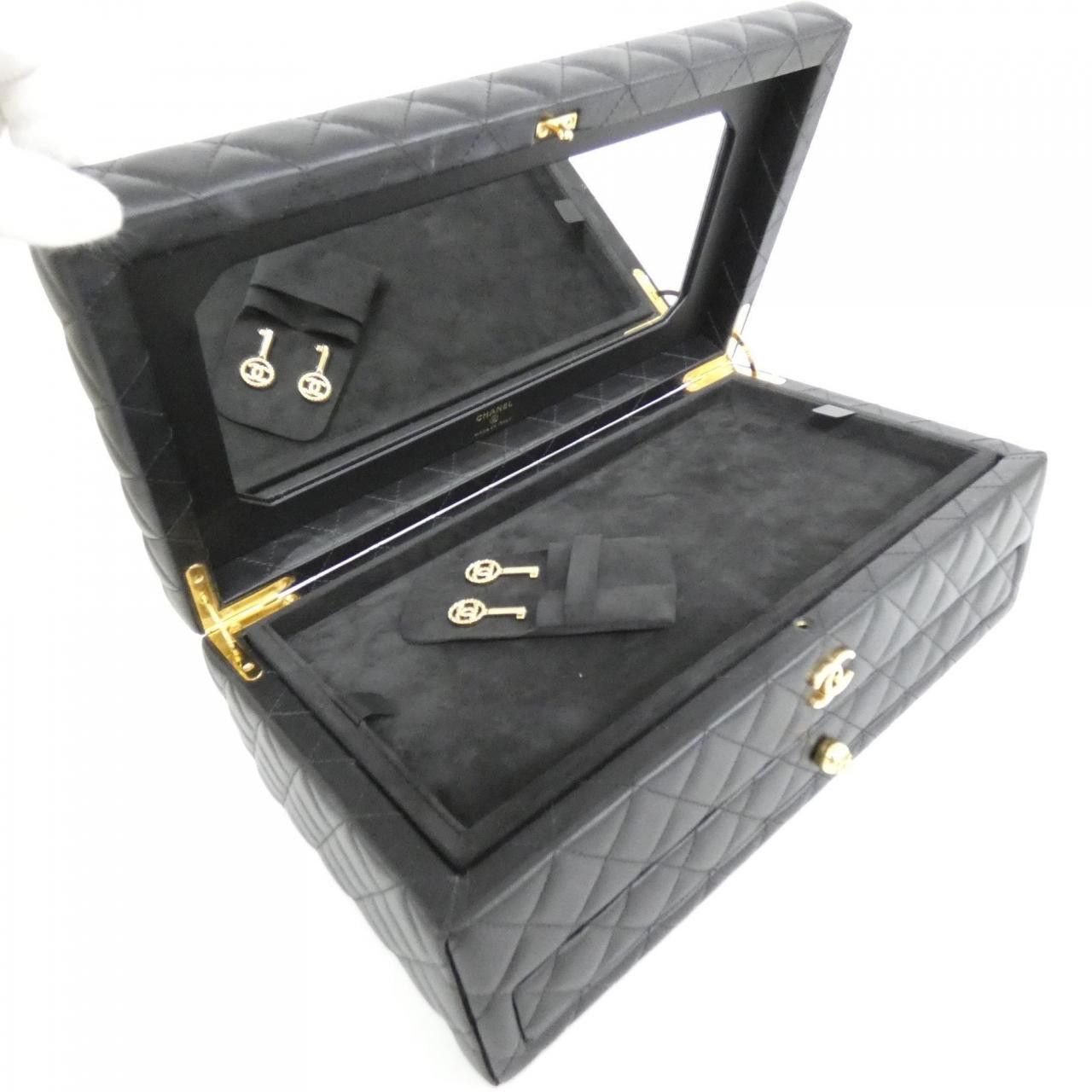 Chanel Chanel Chanel Jewelry Box Lamb Jewelry Box Leather Other DUTY FREE for USA Size ONE SIZE - 6 Thumbnail
