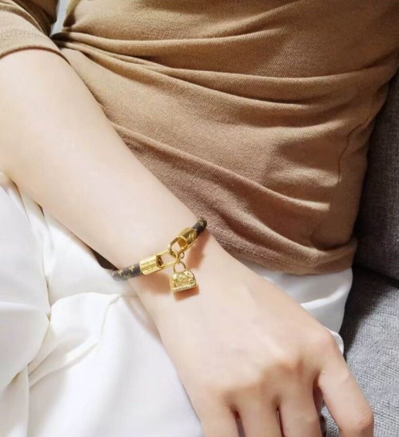 Louis Vuitton lv brown monogram bracelet with gold clasp Size ONE SIZE - 6 Thumbnail