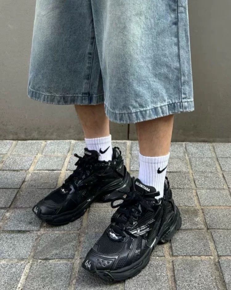 Balenciaga balenciaga black runner dad shoes size 38 Size US 6 / EU 39 - 7 Thumbnail