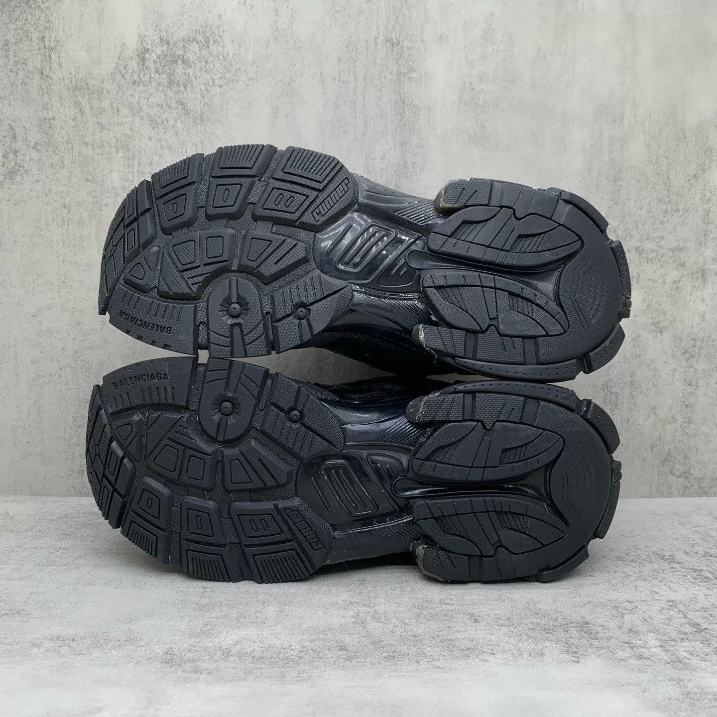 Balenciaga balenciaga black runner dad shoes size 38 Size US 6 / EU 39 - 6 Thumbnail