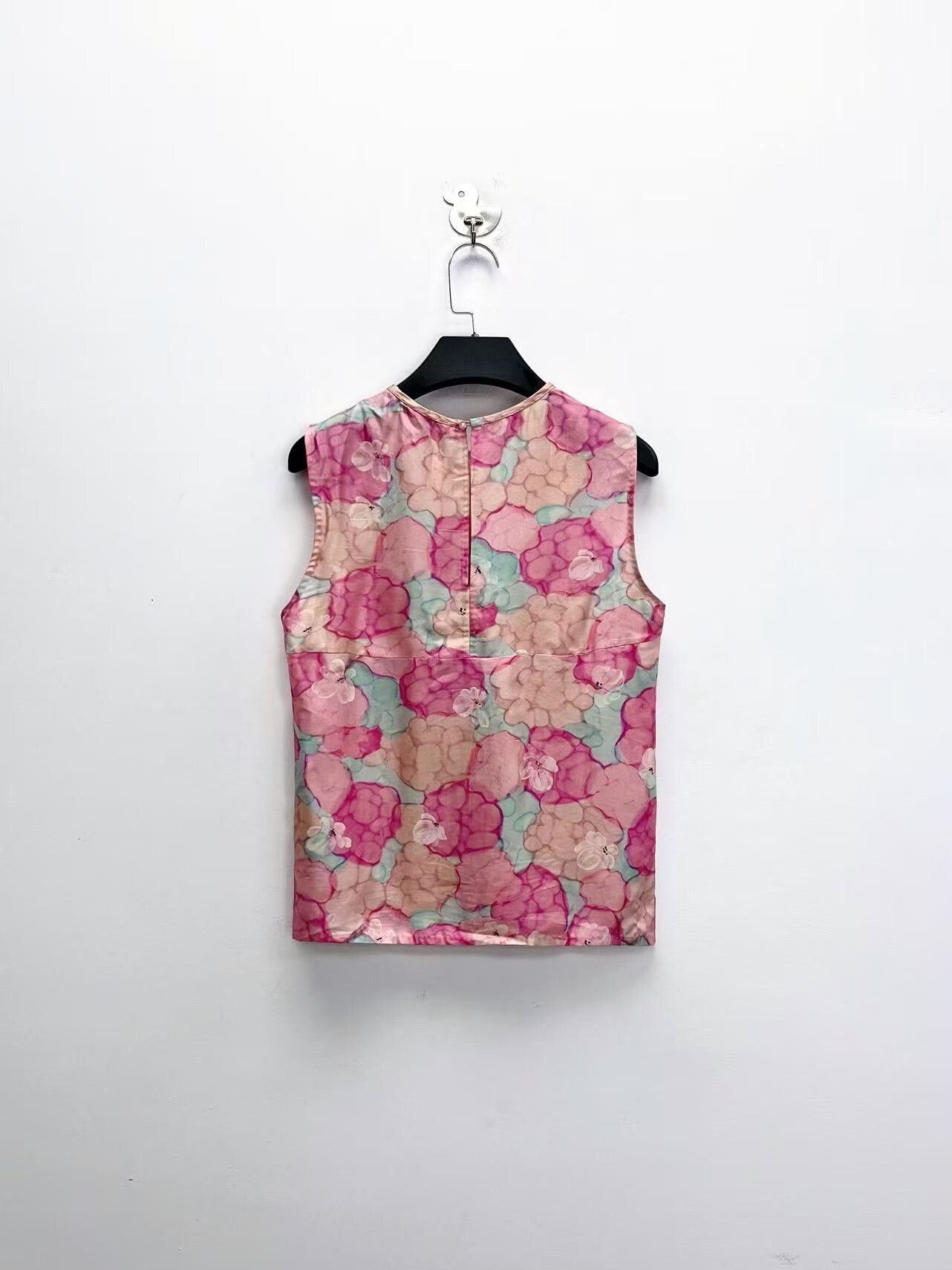 Louis Vuitton Louis Vuitton Floral Silk Sleeveless Top Size M / US 6-8 / IT 42-44 - 2 Thumbnail