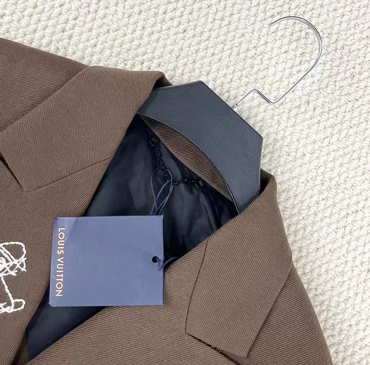Louis Vuitton louis vuitton chocolate brown embroidered jacket Size US L / EU 52-54 / 3 - 3 Thumbnail