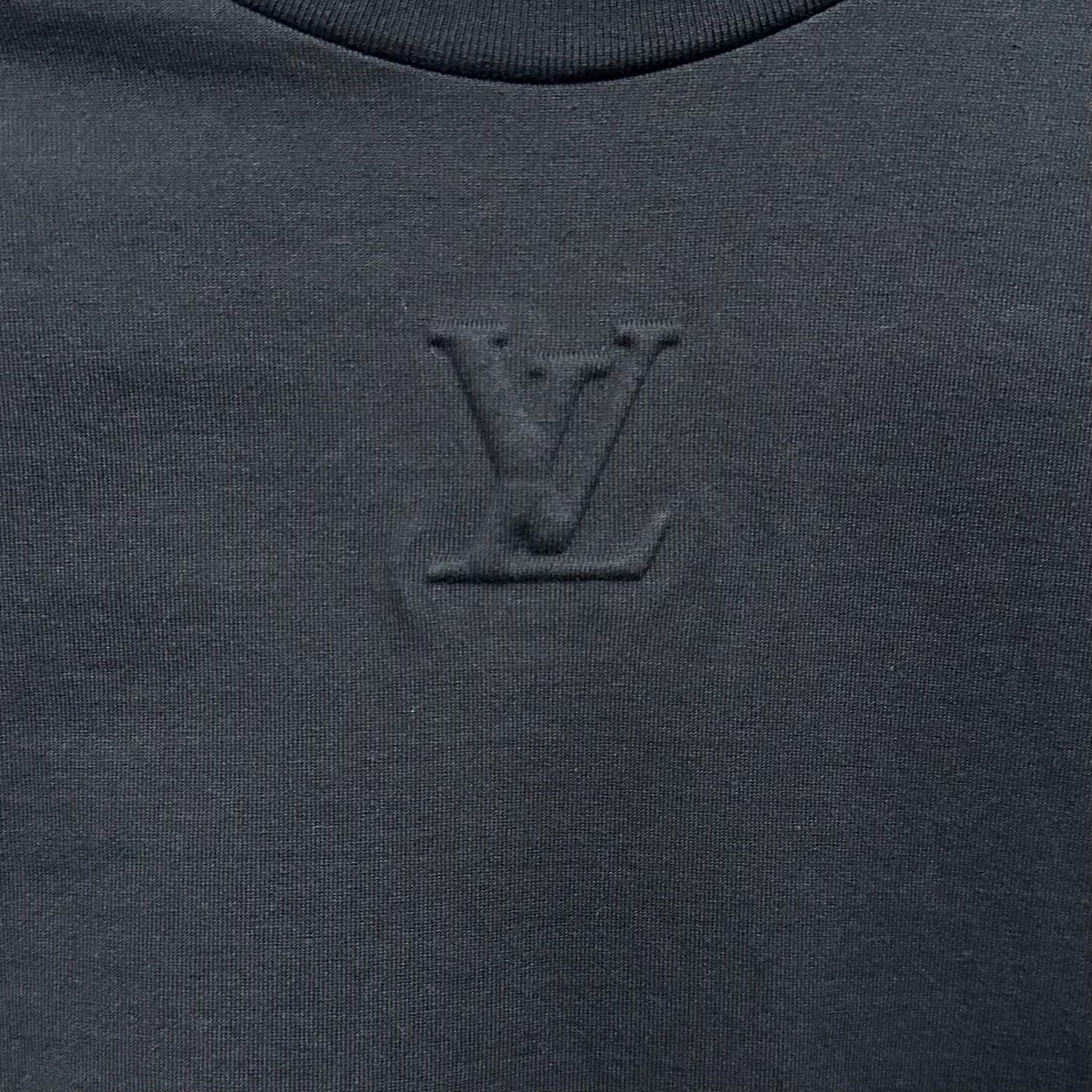 Louis Vuitton louis vuitton black embossed logo short sleeve t-shirt Size US S / EU 44-46 / 1 - 3 Thumbnail