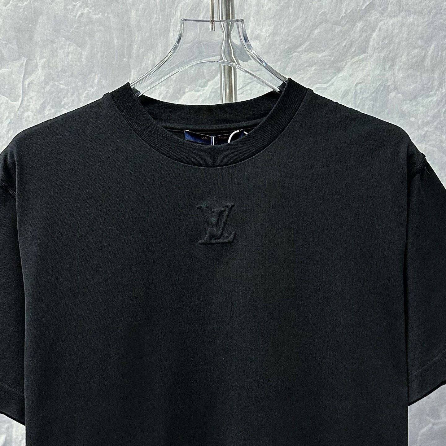 Louis Vuitton louis vuitton black embossed logo short sleeve t-shirt Size US S / EU 44-46 / 1 - 2 Thumbnail