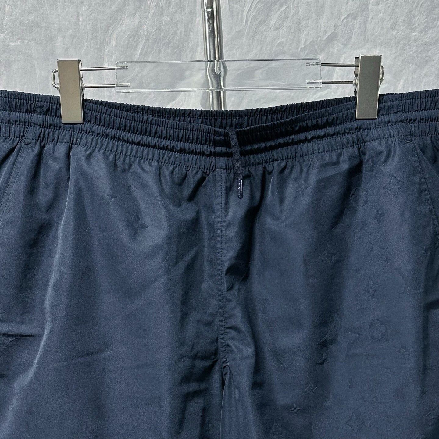 Louis Vuitton louis vuitton casual shorts with embossed pattern Size US 28 / EU 44 - 2 Thumbnail