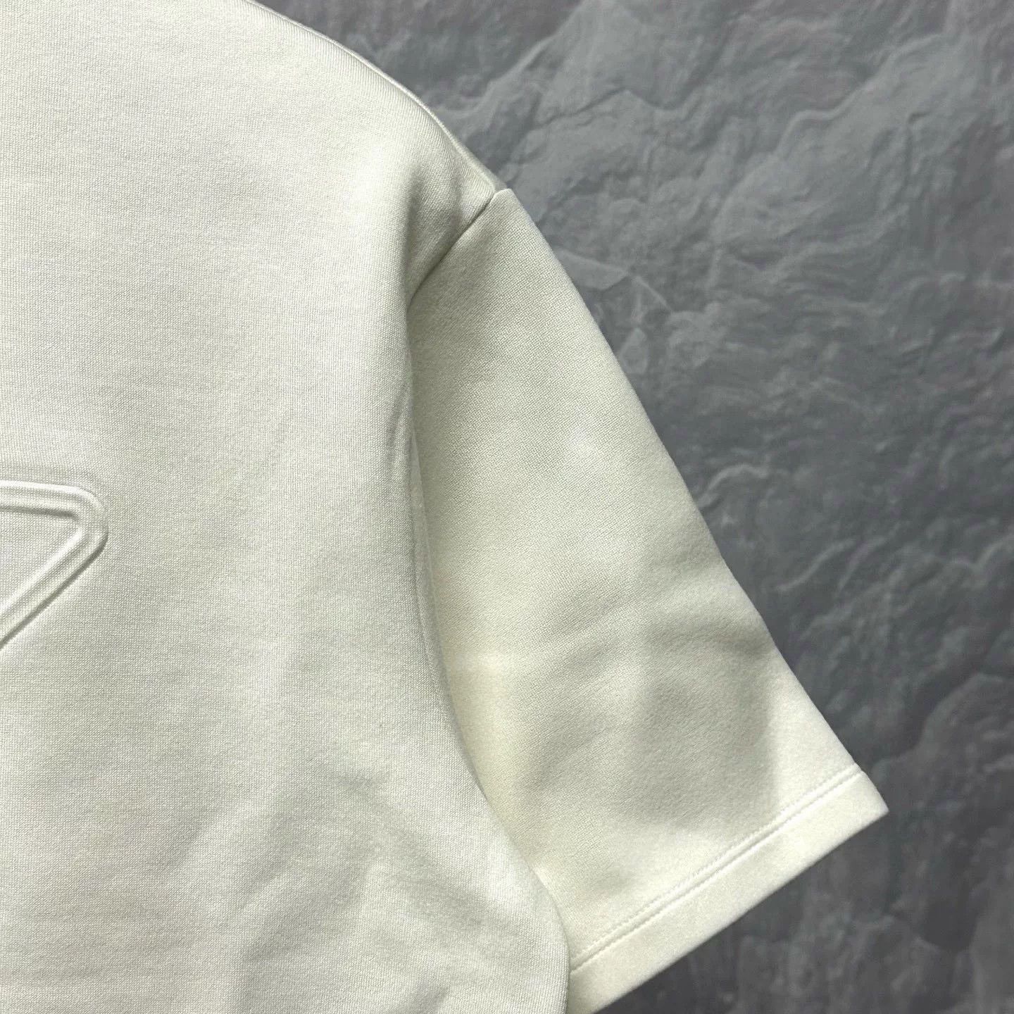 Prada prada embossed logo short sleeve t-shirt Size US M / EU 48-50 / 2 - 3 Thumbnail
