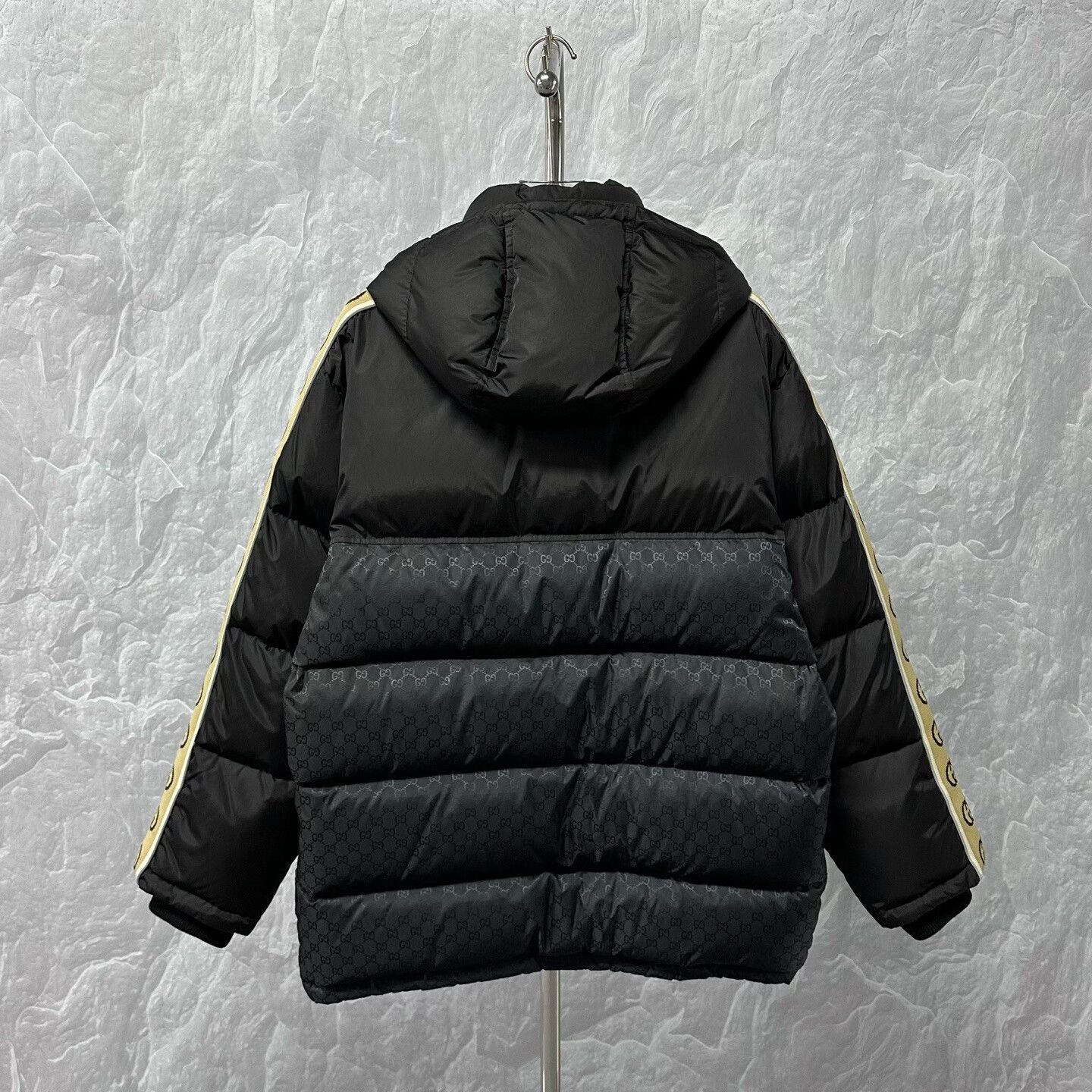 Gucci gucci reflective printed down jacket with detachable hood Size US L / EU 52-54 / 3 - 4 Thumbnail