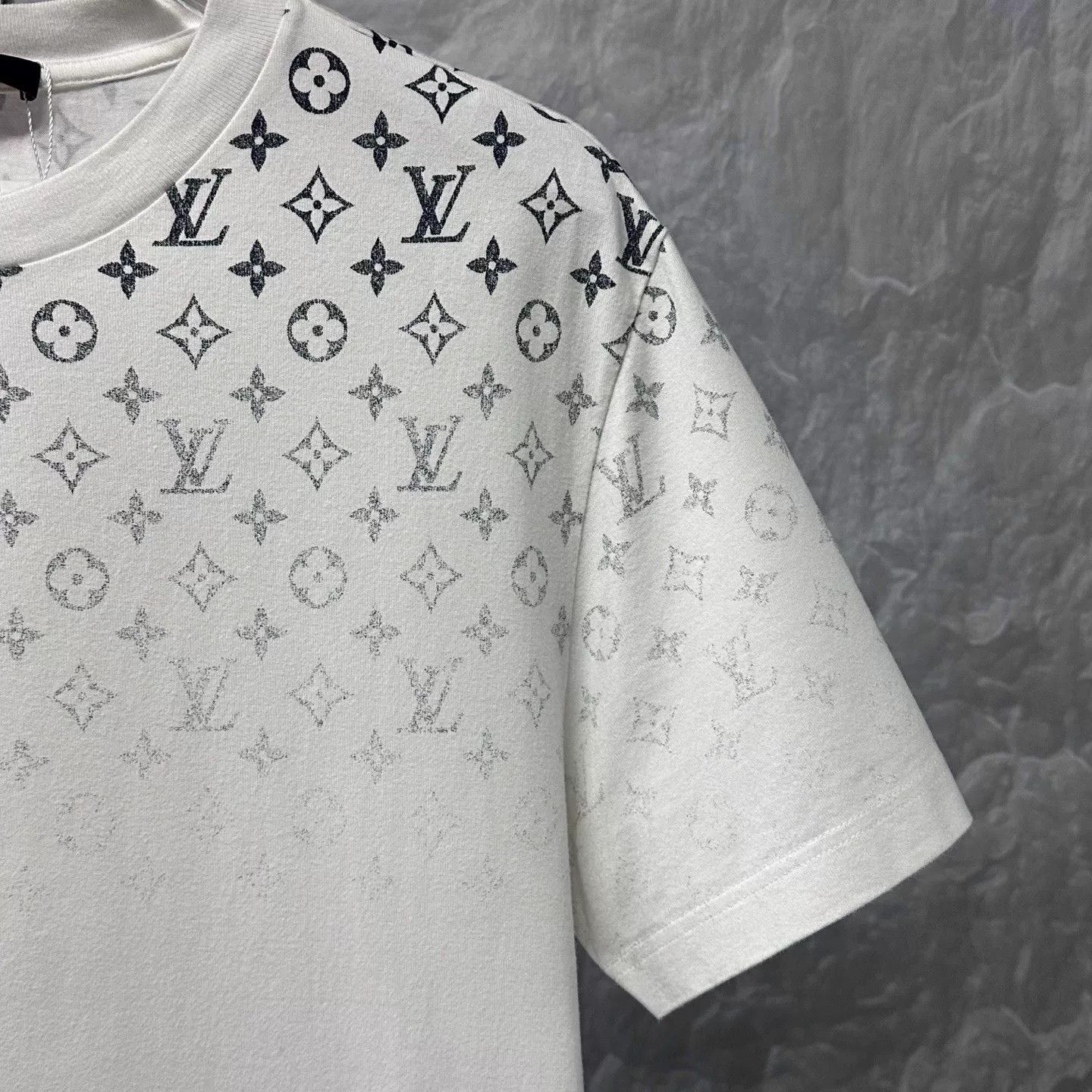 Louis Vuitton Louis Vuitton Monogram Gradient Short Sleeve T-shirt Size US L / EU 52-54 / 3 - 3 Thumbnail