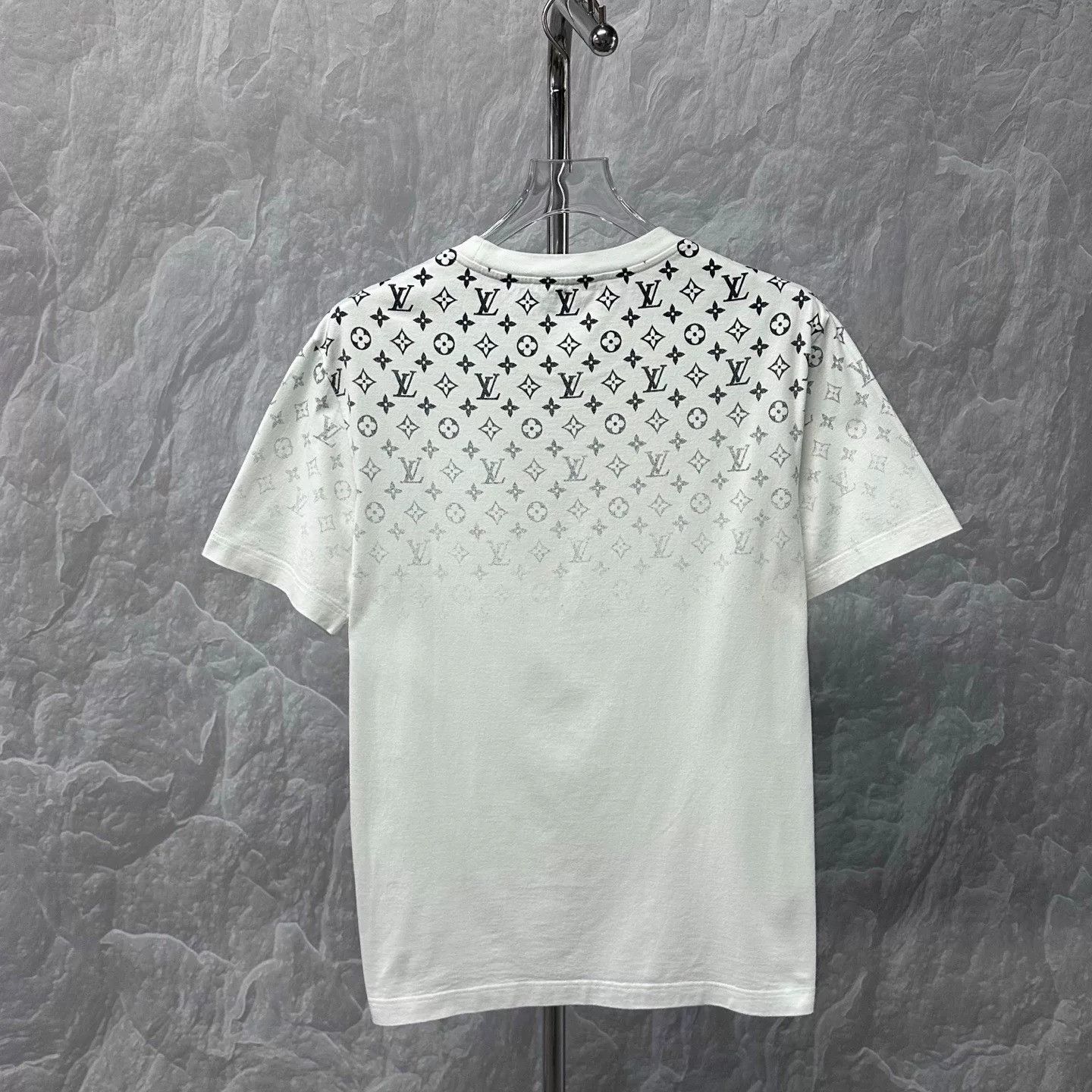 Louis Vuitton Louis Vuitton Monogram Gradient Short Sleeve T-shirt Size US L / EU 52-54 / 3 - 4 Thumbnail
