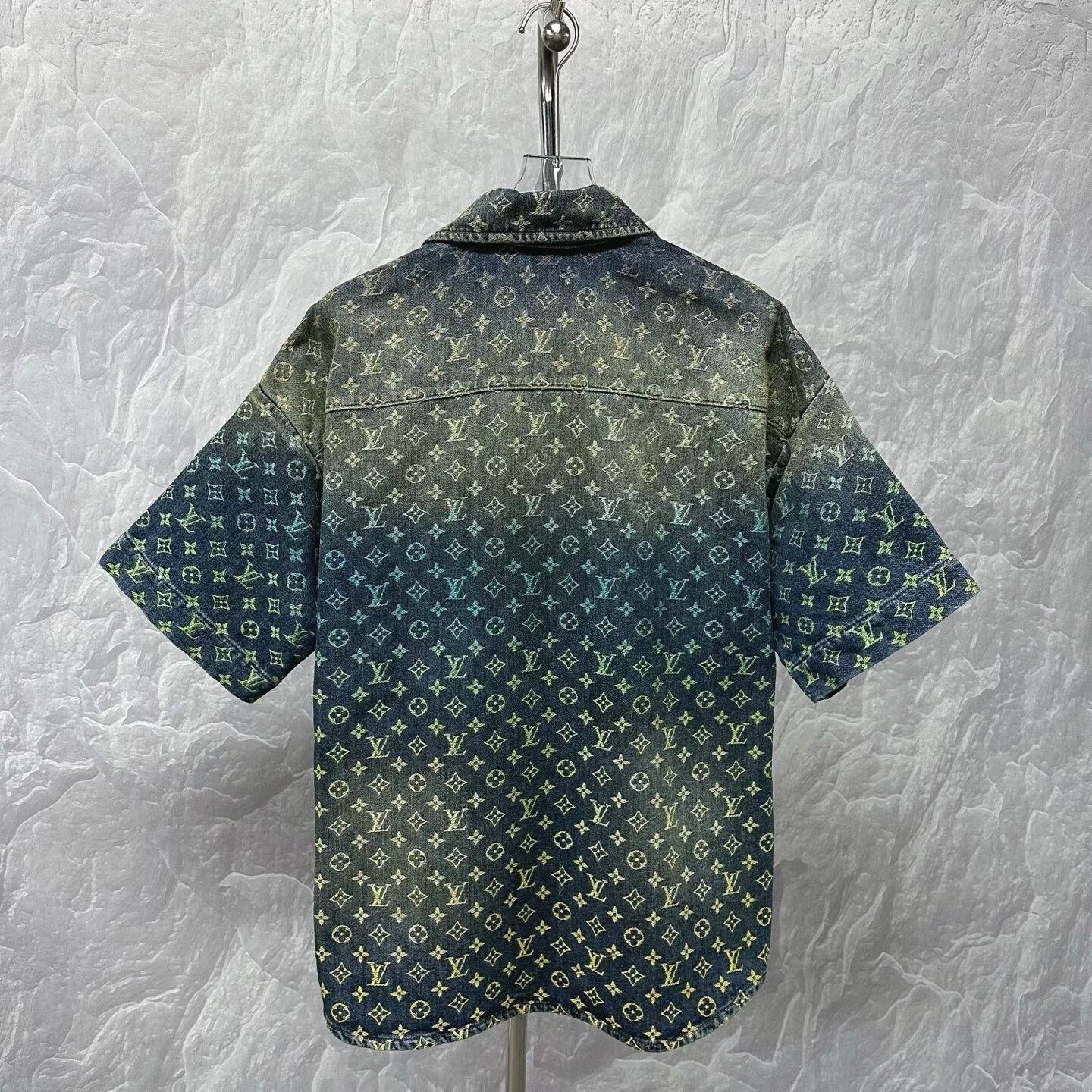 Louis Vuitton louis vuitton rainbow gradient denim shirt Size US L / EU 52-54 / 3 - 4 Thumbnail