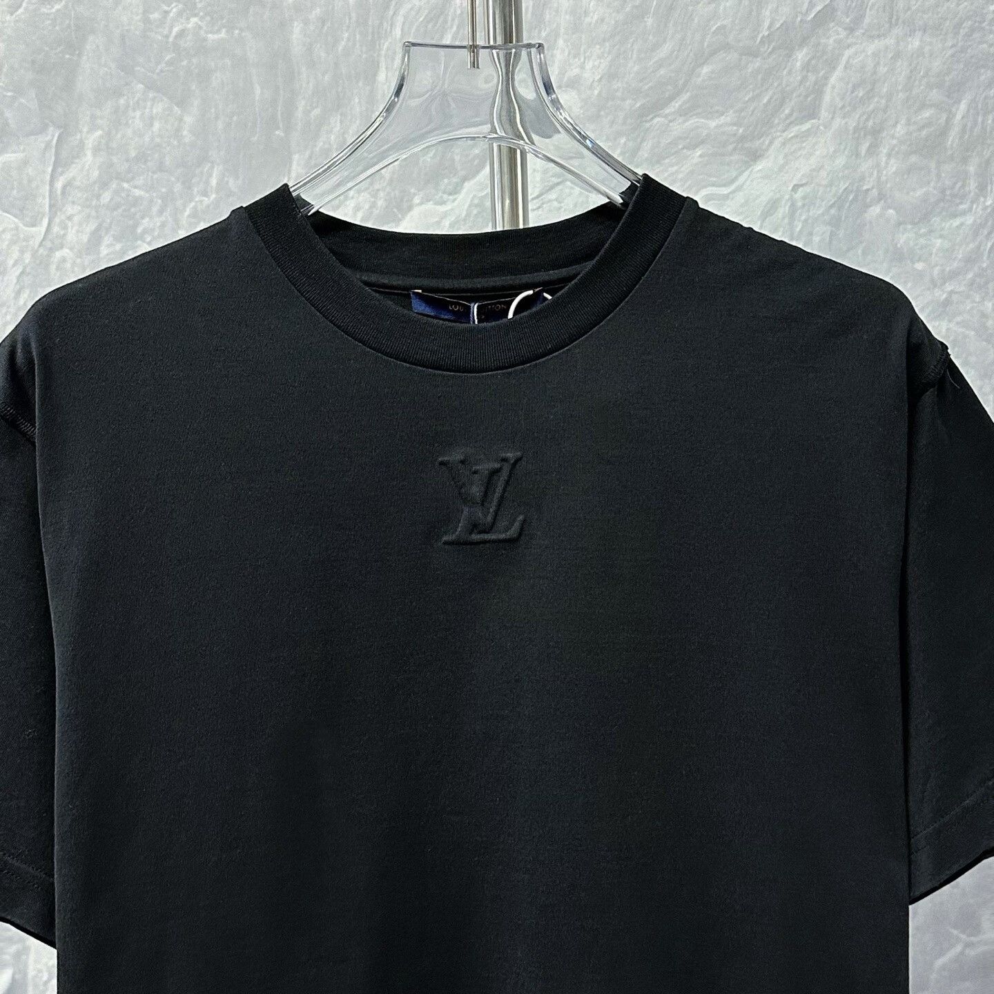 Louis Vuitton louis vuitton embossed black short sleeve t-shirt Size US L / EU 52-54 / 3 - 2 Thumbnail
