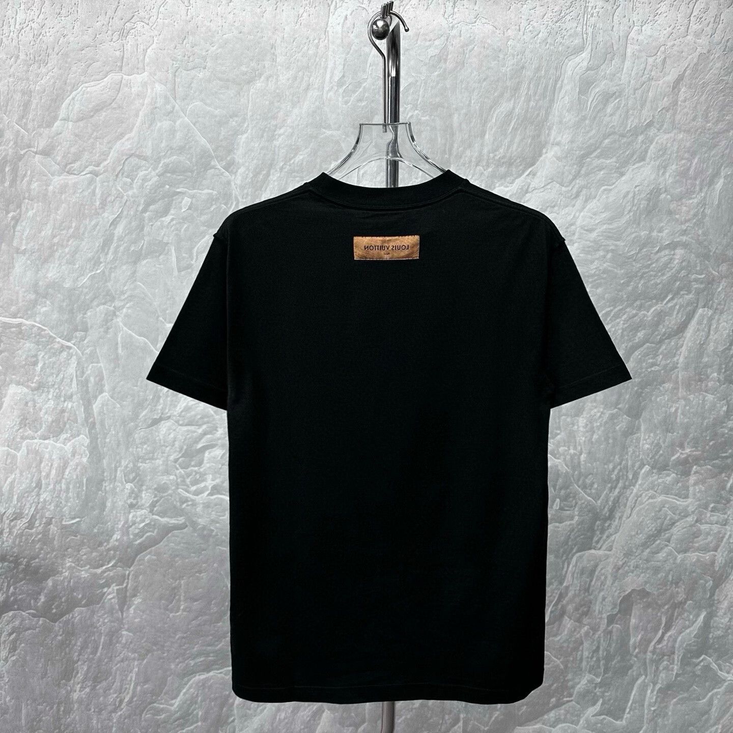 Louis Vuitton louis vuitton embossed black short sleeve t-shirt Size US L / EU 52-54 / 3 - 4 Thumbnail