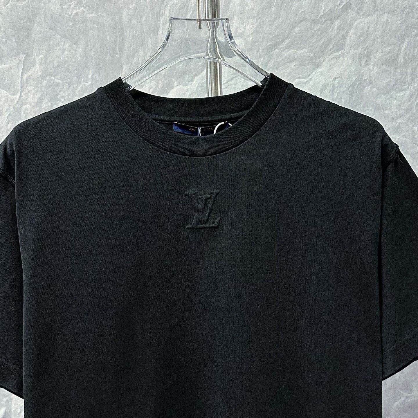 Louis Vuitton louis vuitton black embossed short sleeve t-shirt Size US XL / EU 56 / 4 - 2 Thumbnail