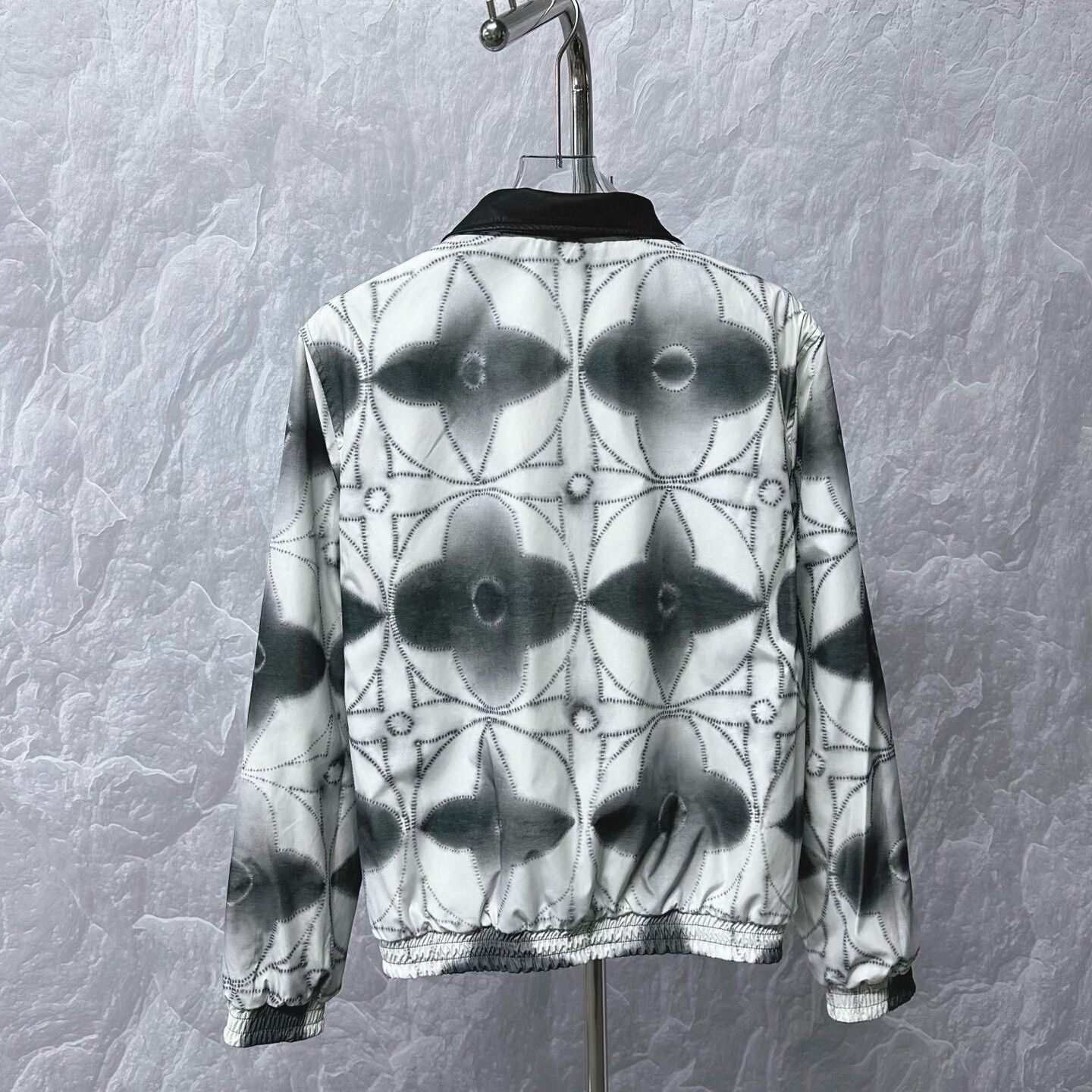 Louis Vuitton louis vuitton reversible floral ink jacket Size L / US 10 / IT 46 - 2 Thumbnail