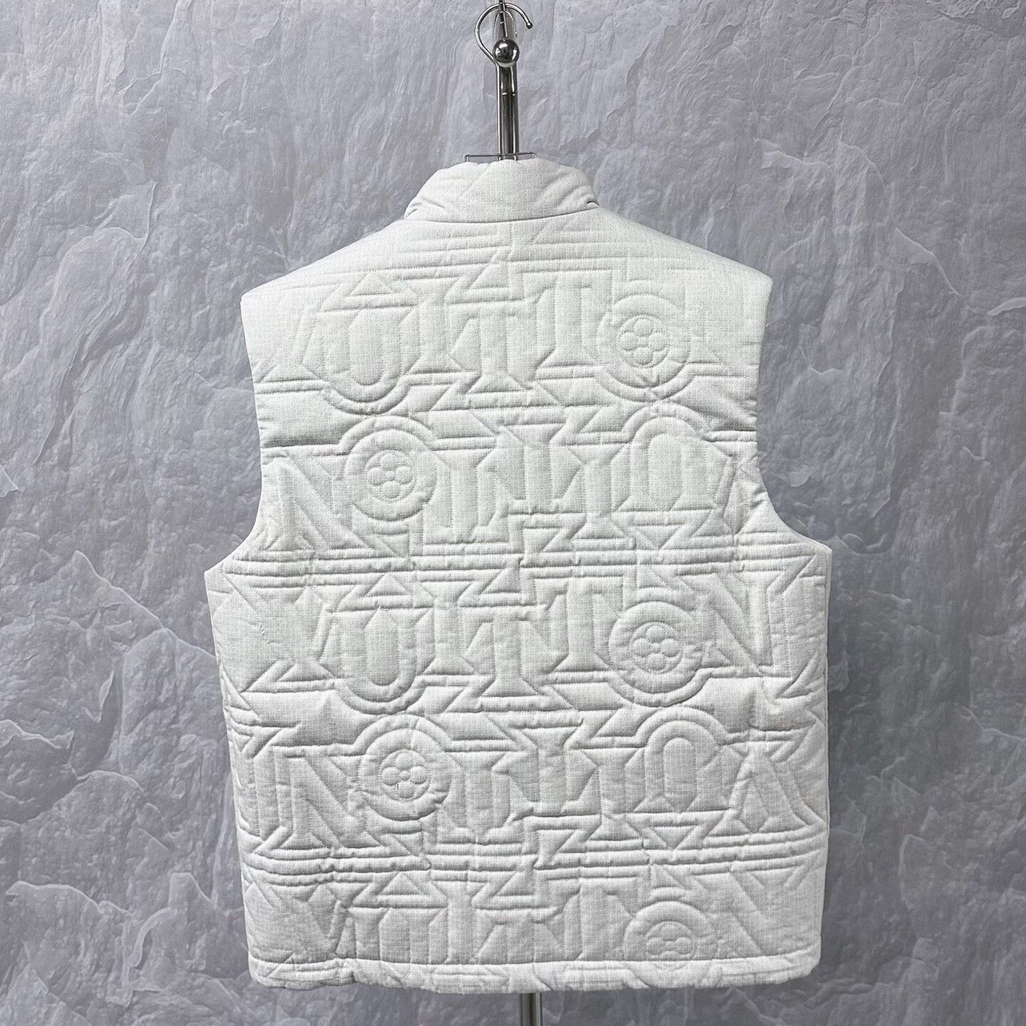 Louis Vuitton louis vuitton embossed zippers down vest Size US L / EU 52-54 / 3 - 3 Thumbnail
