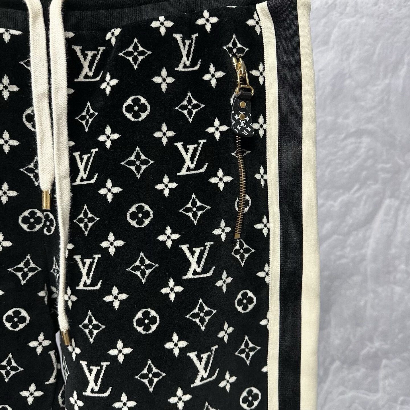Louis Vuitton louis vuitton logo velvet side striped pants Size US 28 / EU 44 - 3 Thumbnail