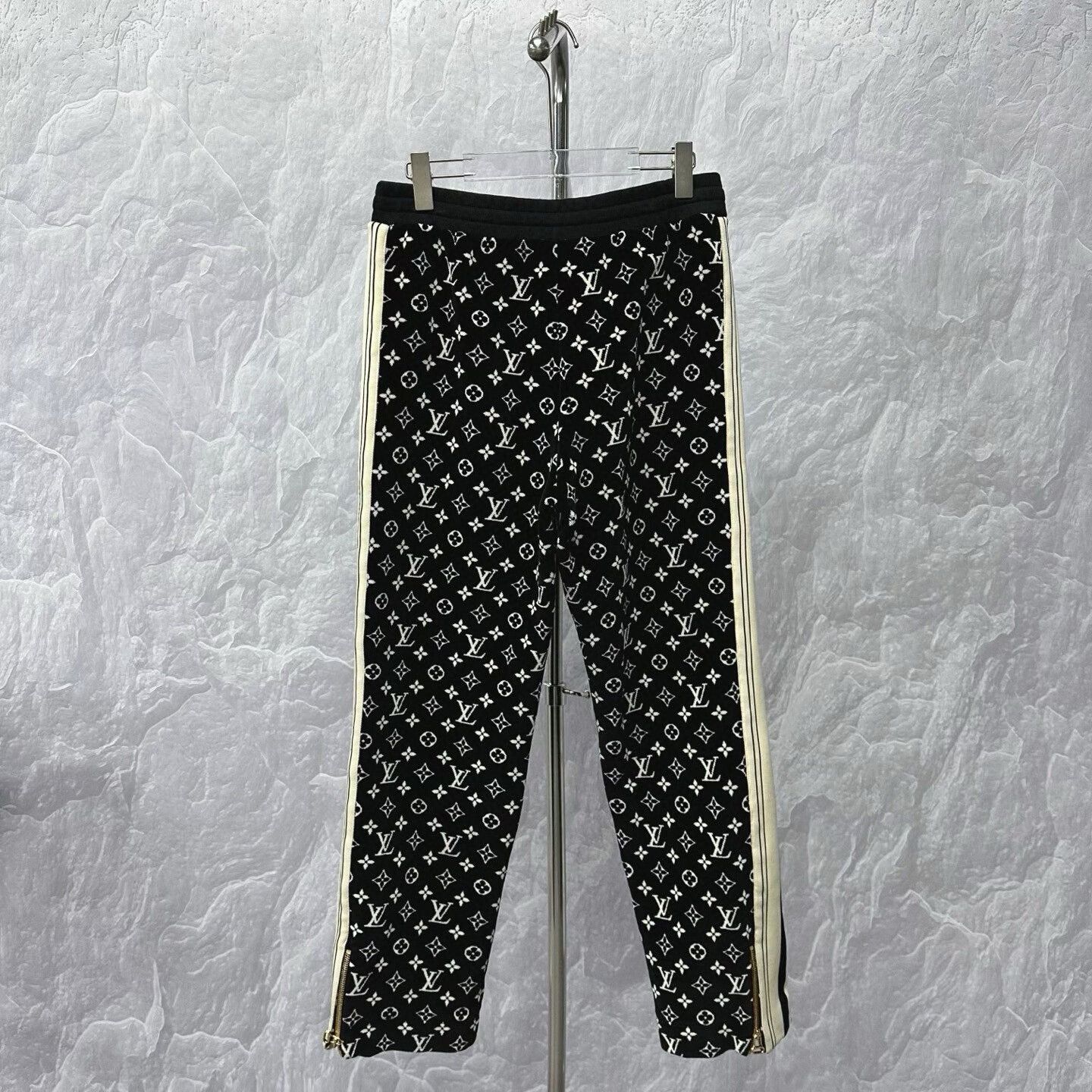 Louis Vuitton louis vuitton logo velvet side striped pants Size US 28 / EU 44 - 4 Thumbnail
