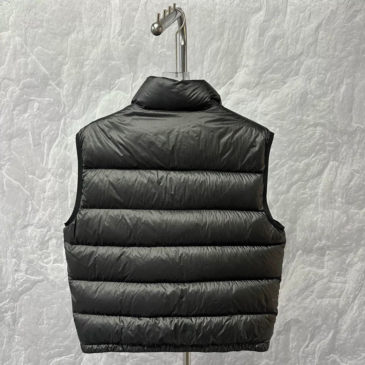 Prada prada black puffer vest with triangle logo Size US XXL / EU 58 / 5 - 4 Thumbnail