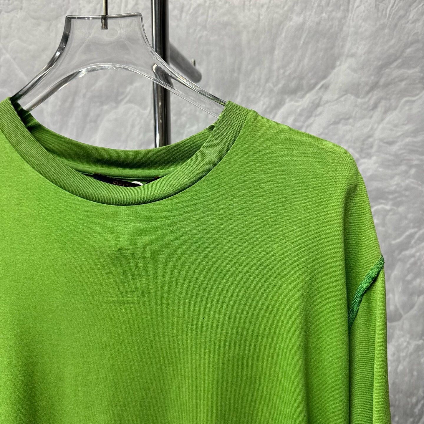 Louis Vuitton louis vuitton green embossed logo short sleeve tee Size US XL / EU 56 / 4 - 2 Thumbnail