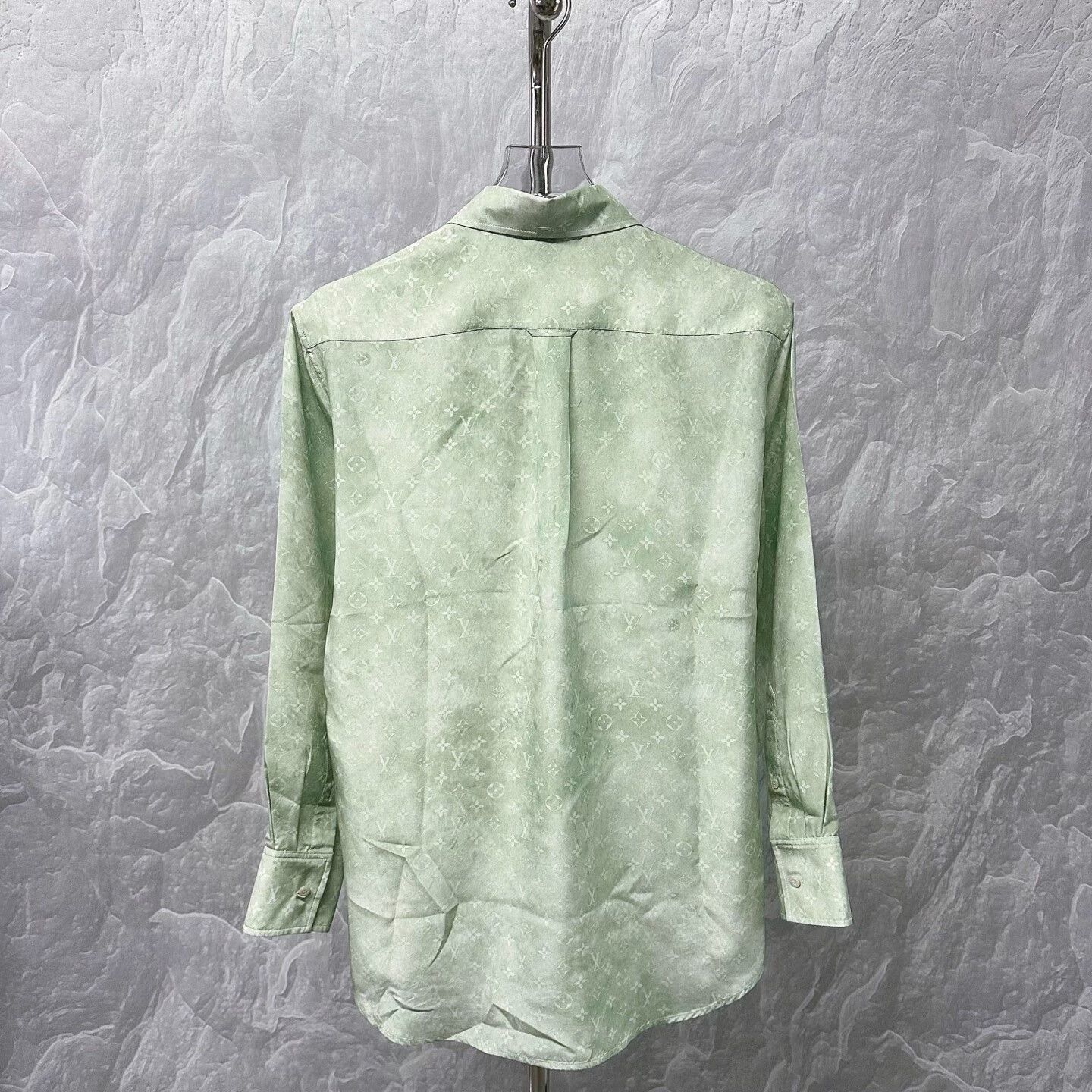 Louis Vuitton Louis Vuitton Logo Silk Shirt in Green Size S / US 4 / IT 40 - 4 Thumbnail