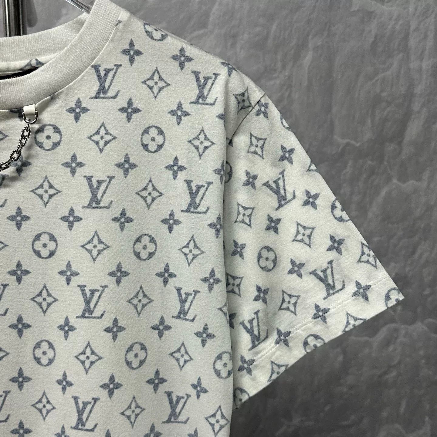 Louis Vuitton louis vuitton logo chain short sleeve t-shirt Size US L / EU 52-54 / 3 - 3 Thumbnail