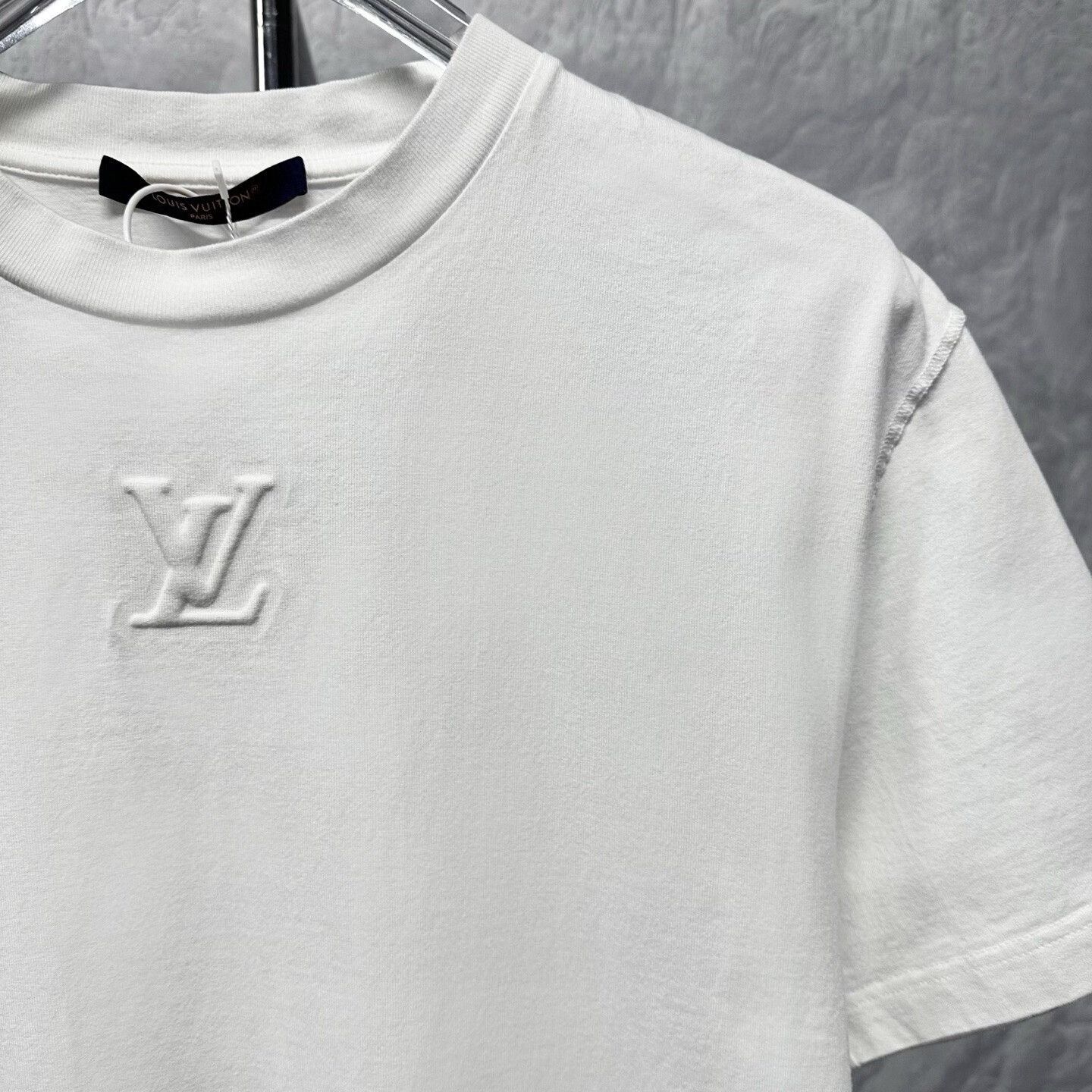 Louis Vuitton louis vuitton white embossed short sleeve shirt Size US S / EU 44-46 / 1 - 3 Thumbnail