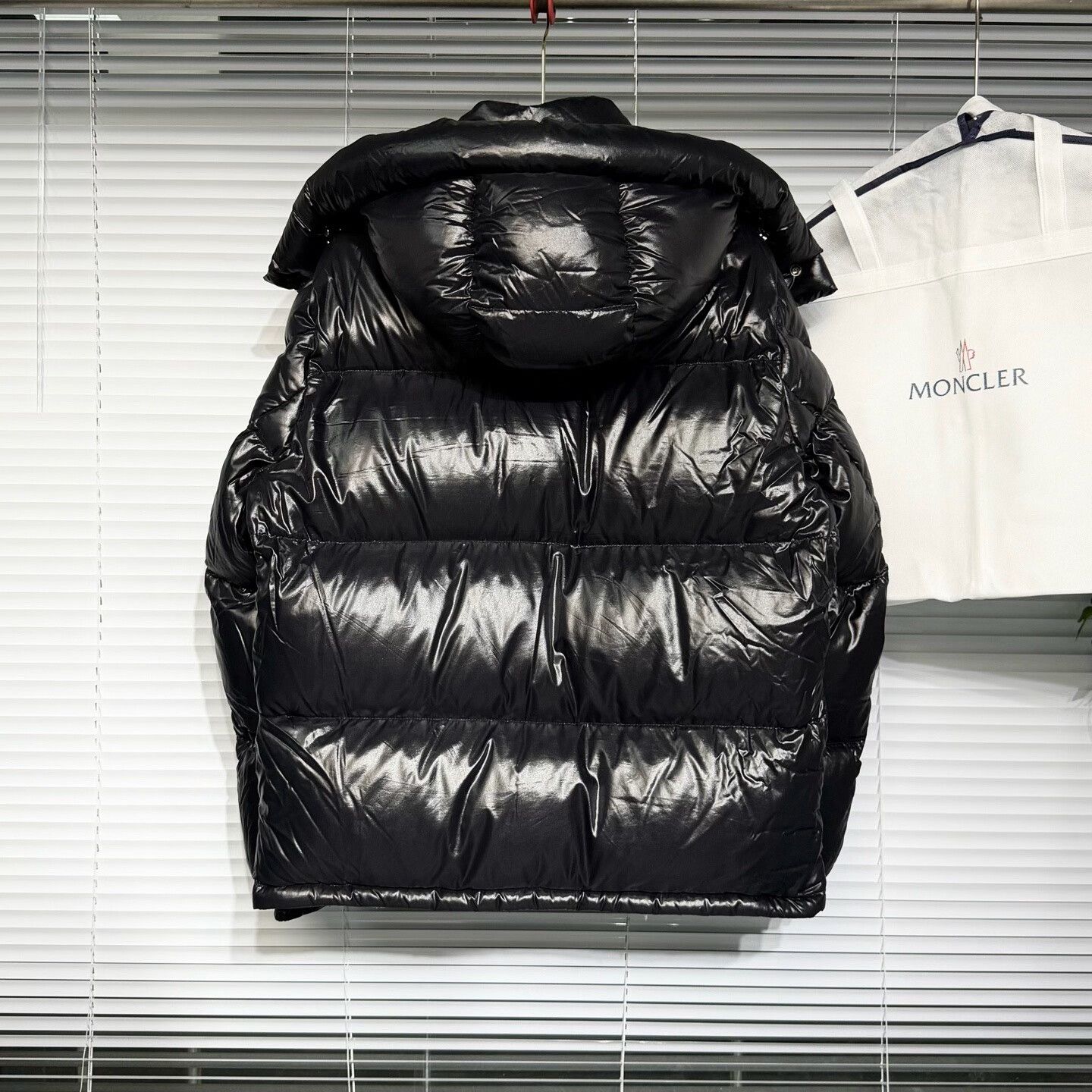 Moncler moncler montbeliard puffer jacket with hood Size US L / EU 52-54 / 3 - 2 Thumbnail
