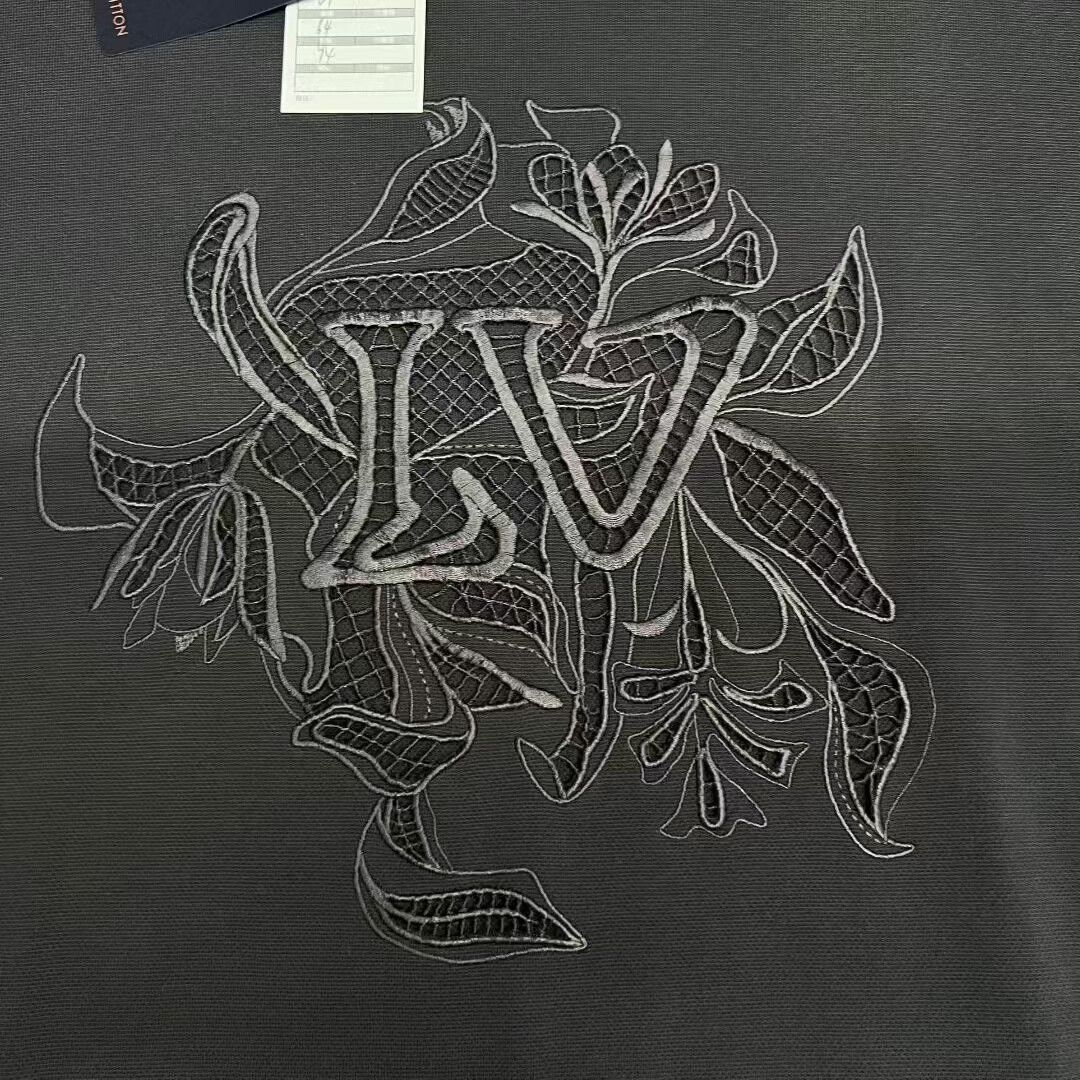 Louis Vuitton louis vuitton embroidered logo short sleeve tee Size US XXL / EU 58 / 5 - 6 Thumbnail